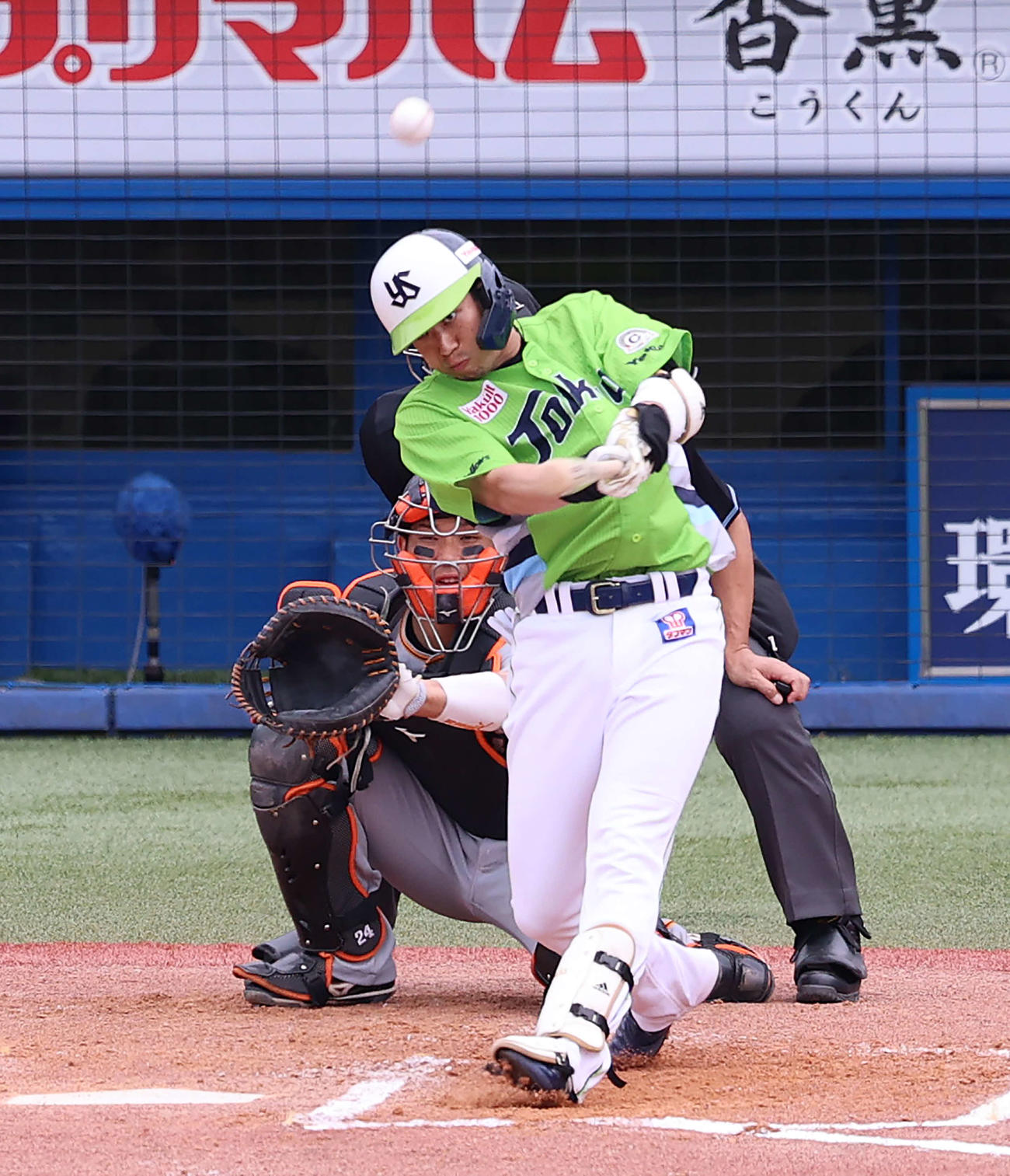 ヤクルト対巨人　6回裏ヤクルト2死、左中間に本塁打を放つ山田（撮影・河野匠）