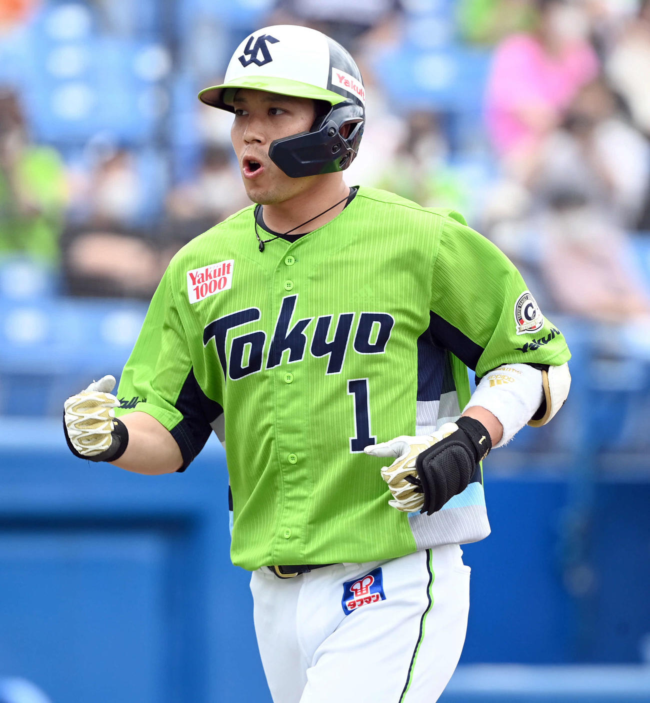 ヤクルト対巨人　6回裏ヤクルト1死、ソロ本塁打を放った山田（撮影・たえ見朱実）