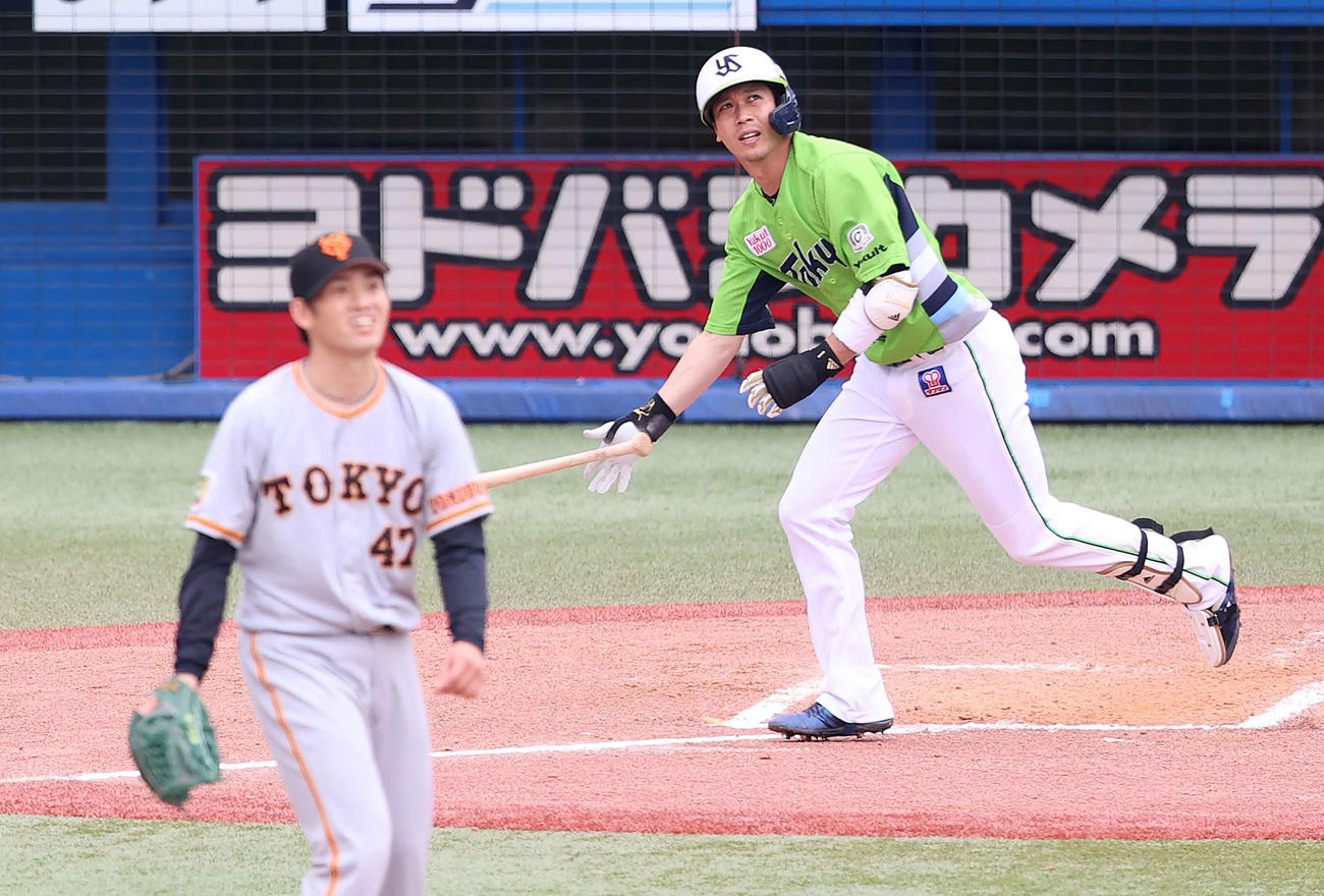 ヤクルト対巨人　6回裏ヤクルト2死、左中間に本塁打を放ち駆け出す山田。投手高橋（撮影・河野匠）