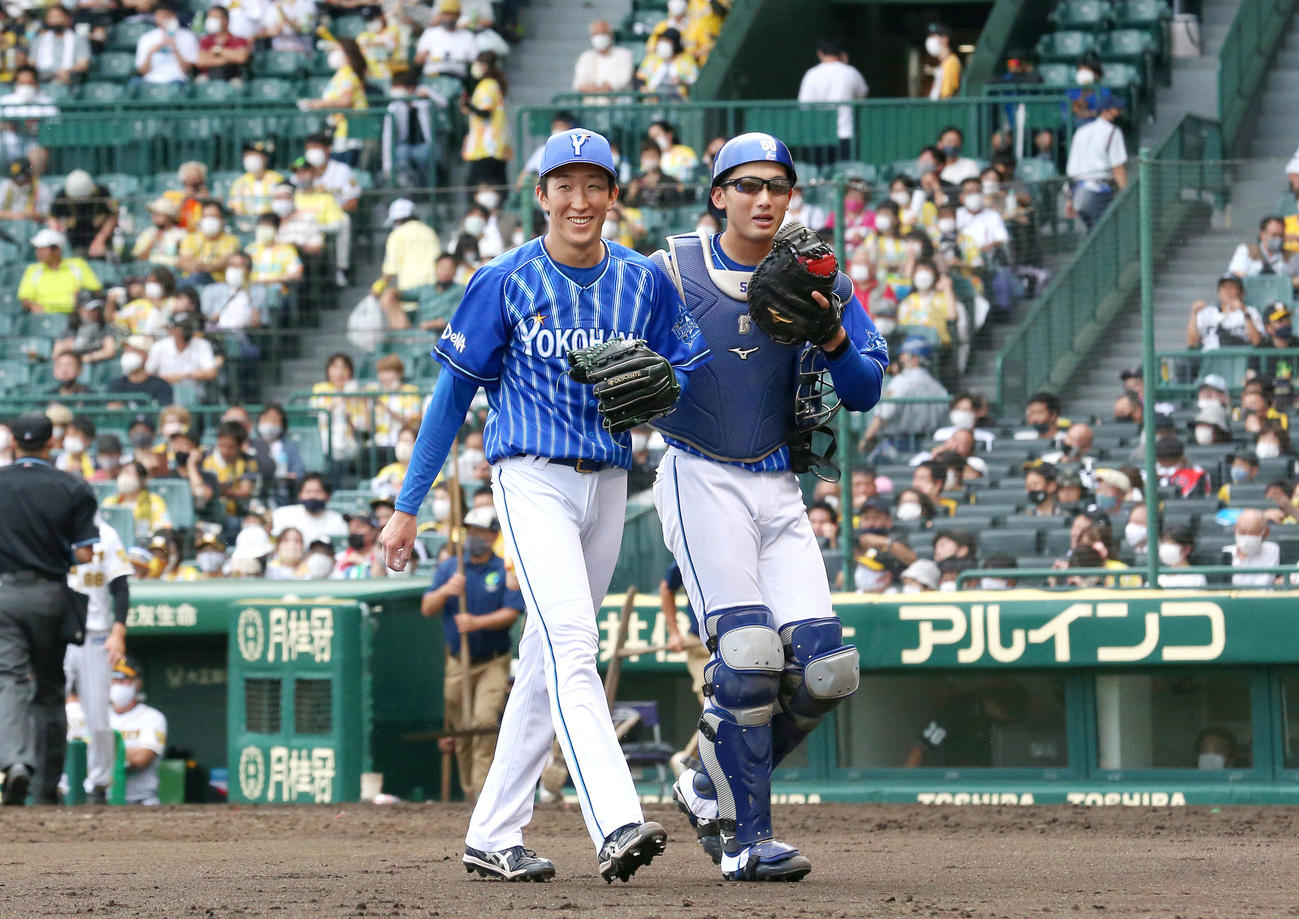 阪神対DeNA 5回を投げ終え出迎え笑顔を見せるDeNA大貫（左）と捕手山本（撮影・上山淳一）