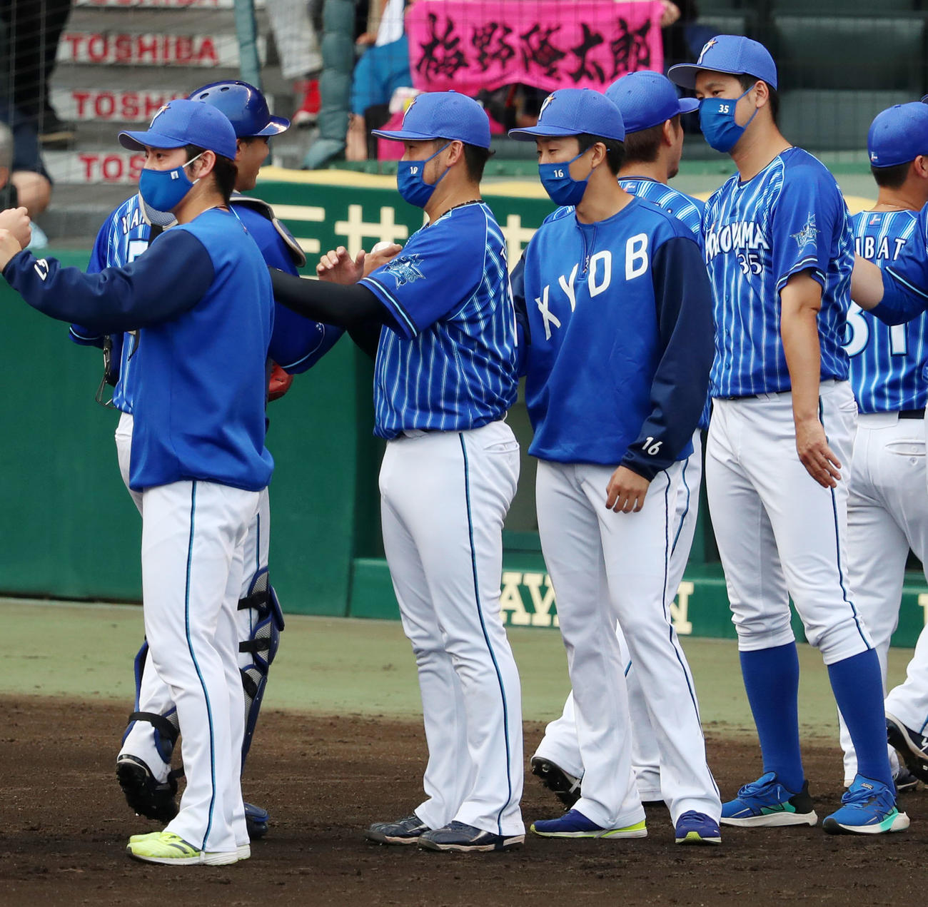 阪神対DeNA　阪神に勝利し山本(左）から勝利球を手渡される大貫（撮影・加藤哉）