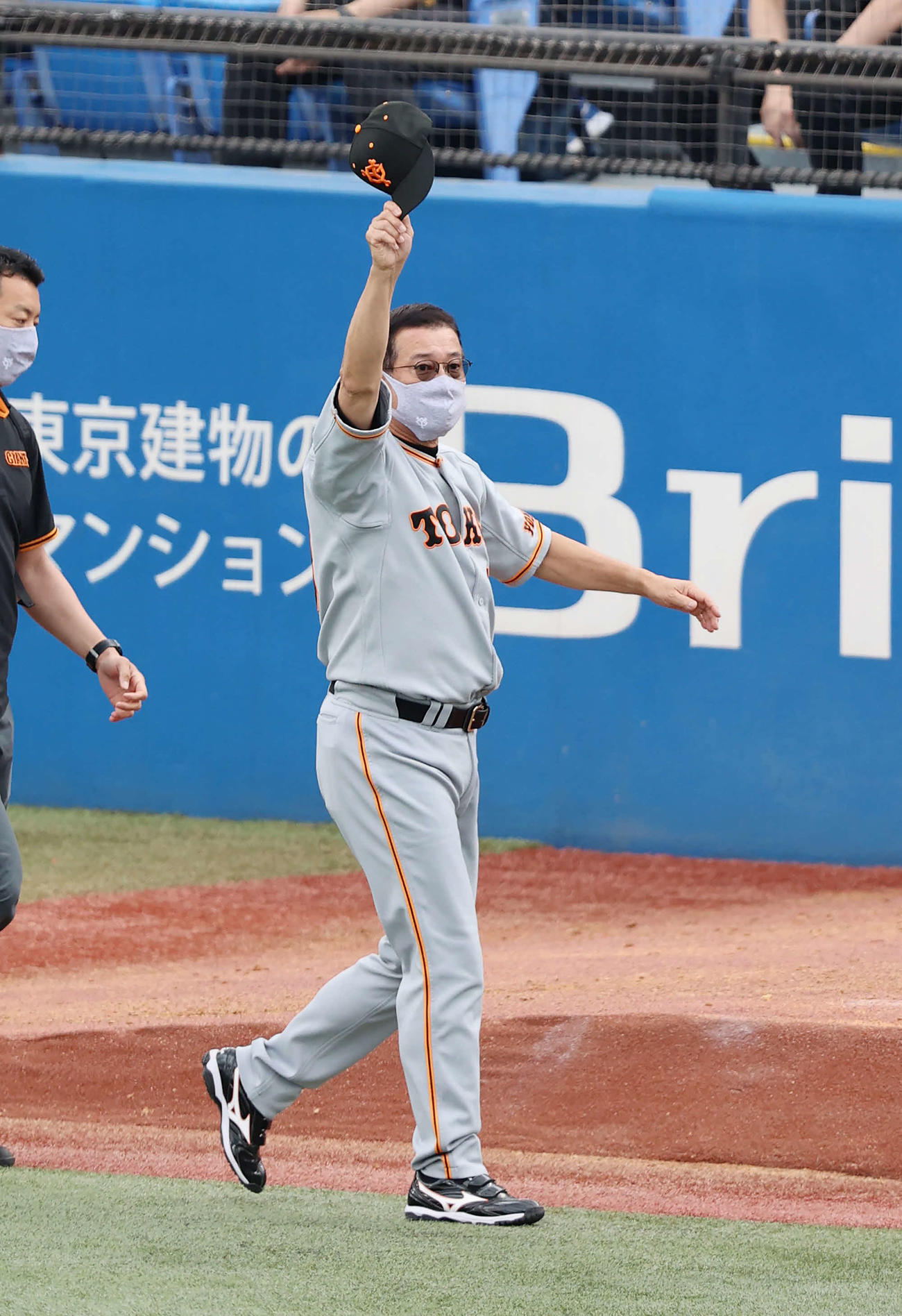 ヤクルト対巨人　ヤクルトを下し、左翼スタンドに帽子を振って引き揚げる原監督（撮影・河野匠）