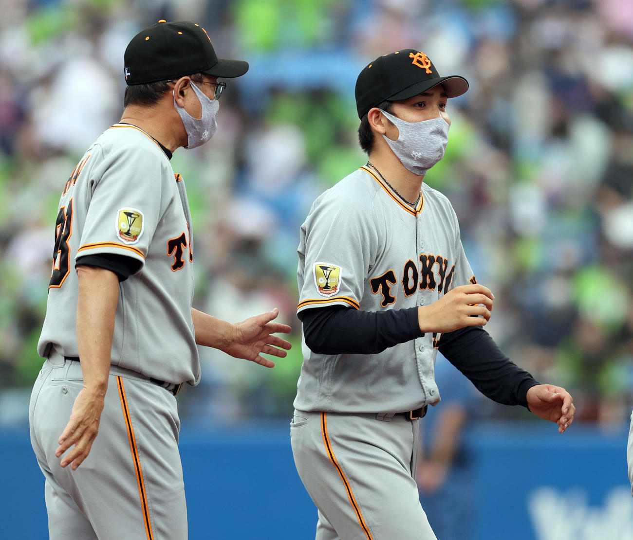 ヤクルト対巨人　試合後、原監督（左）から労いを受ける高橋（撮影・狩俣裕三）