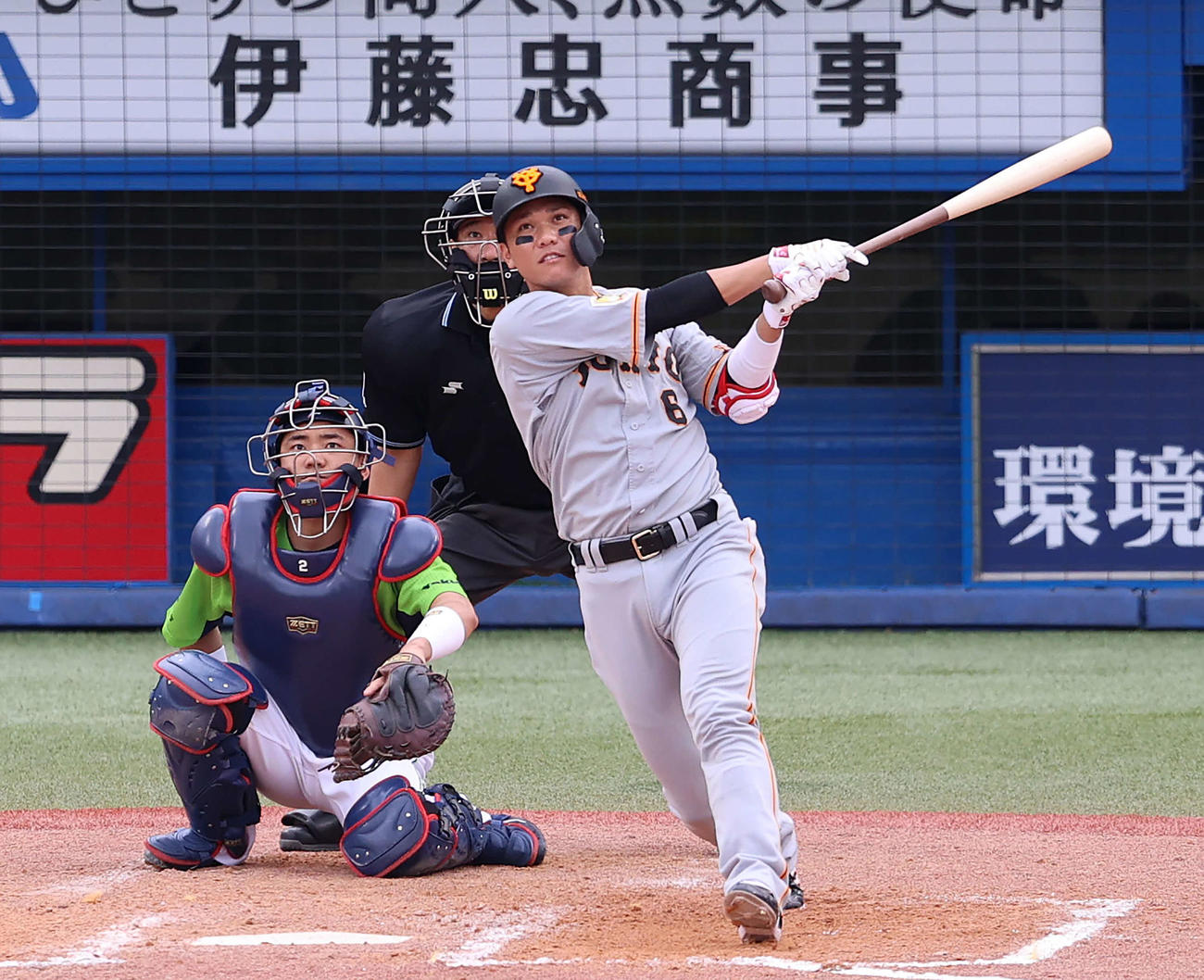 ヤクルト対巨人　9回表巨人無死、中越え本塁打を放つ坂本（撮影・河野匠）