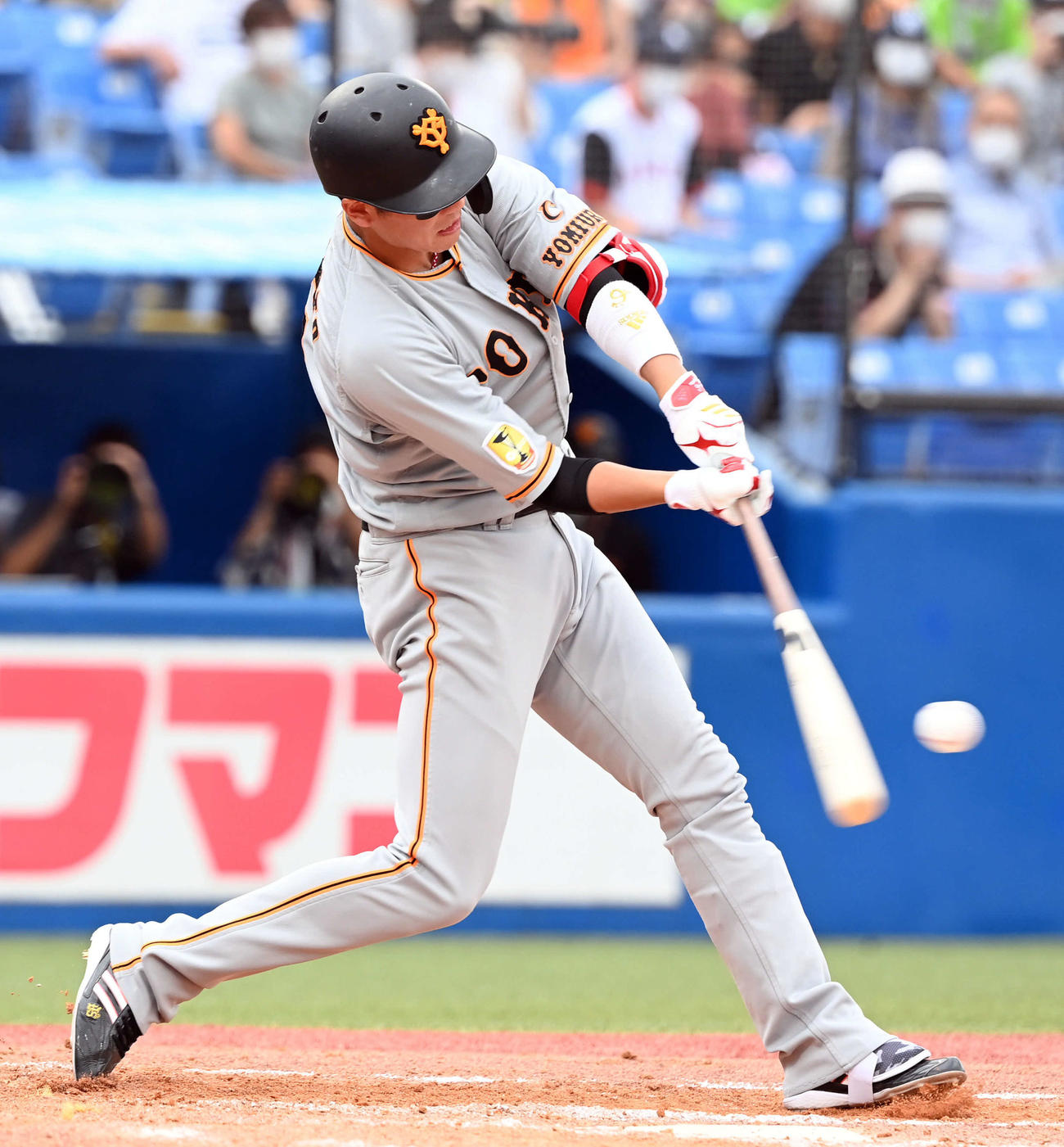 ヤクルト対巨人　9回表巨人無死、中越えに9号ソロ本塁打を放つ坂本（撮影・たえ見朱実）