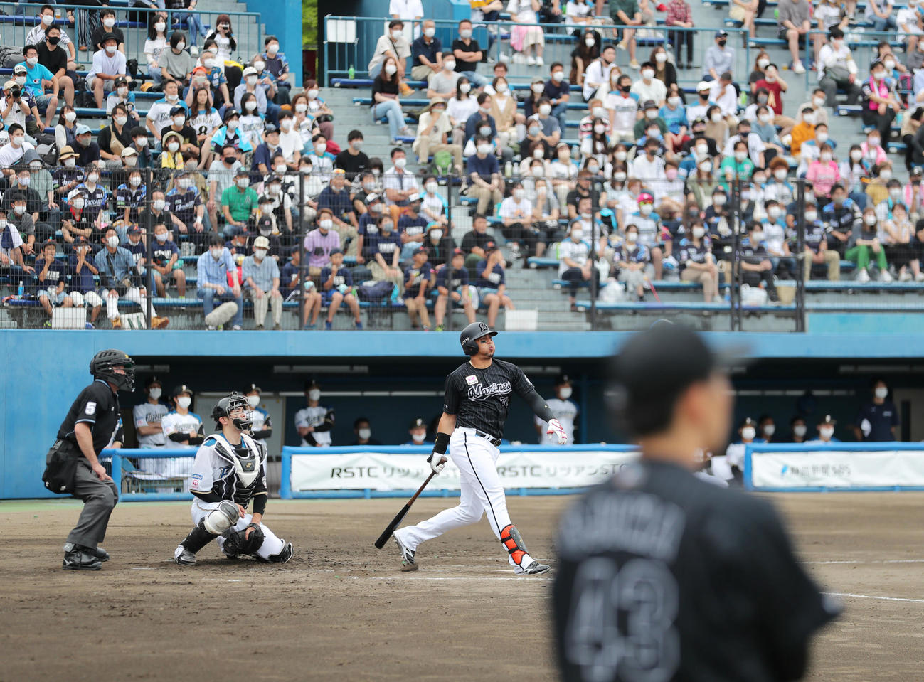 日本ハム対ロッテ　3回表ロッテ1死一、二塁、先発の小島（手前）が見つめる中、右越え3点本塁打を放つマーティン（撮影・垰建太）