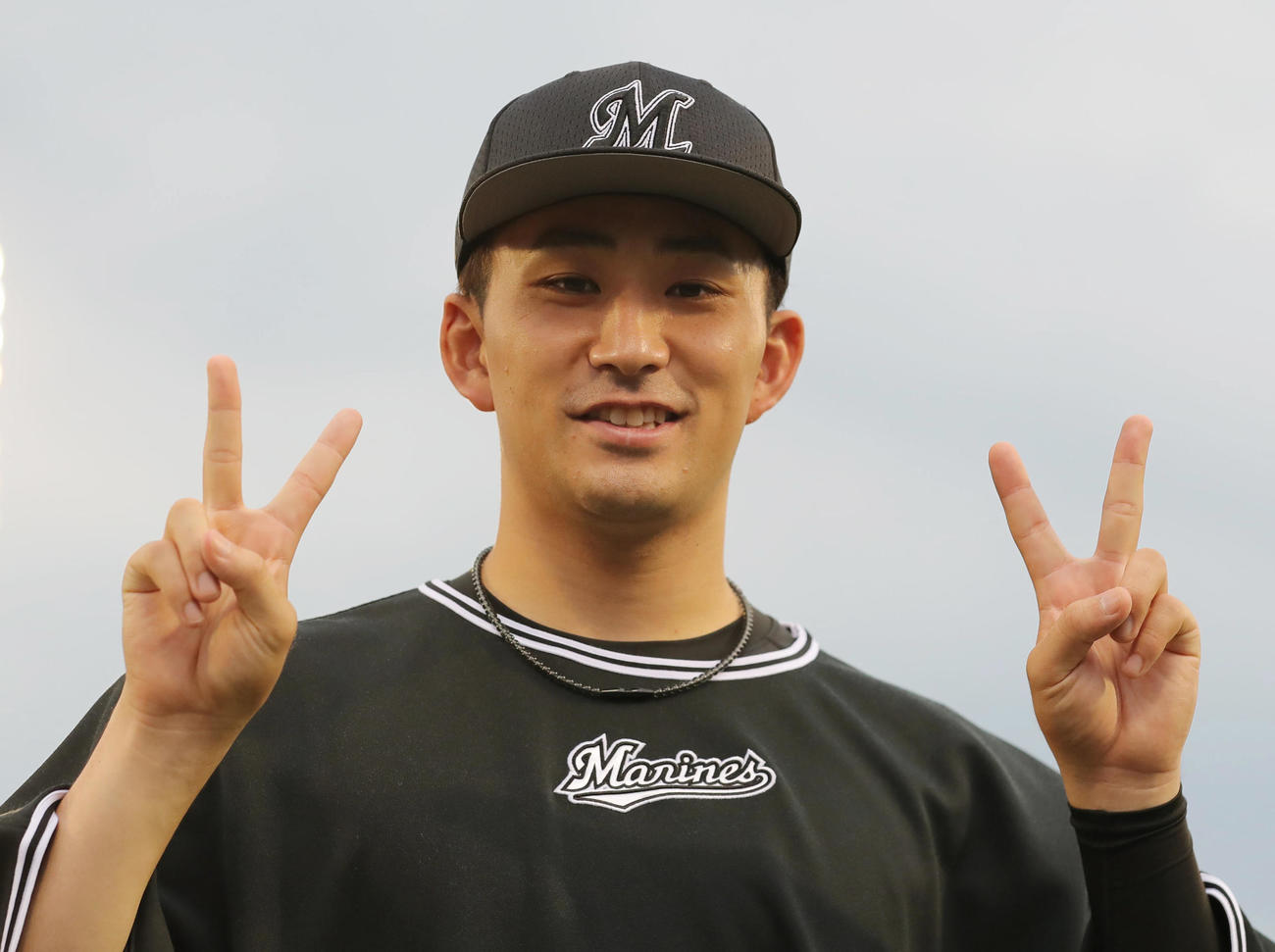 日本ハム対ロッテ　日本ハムに勝利し4勝目を挙げたロッテ小島はダブルピースで写真に納まる（撮影・垰建太）