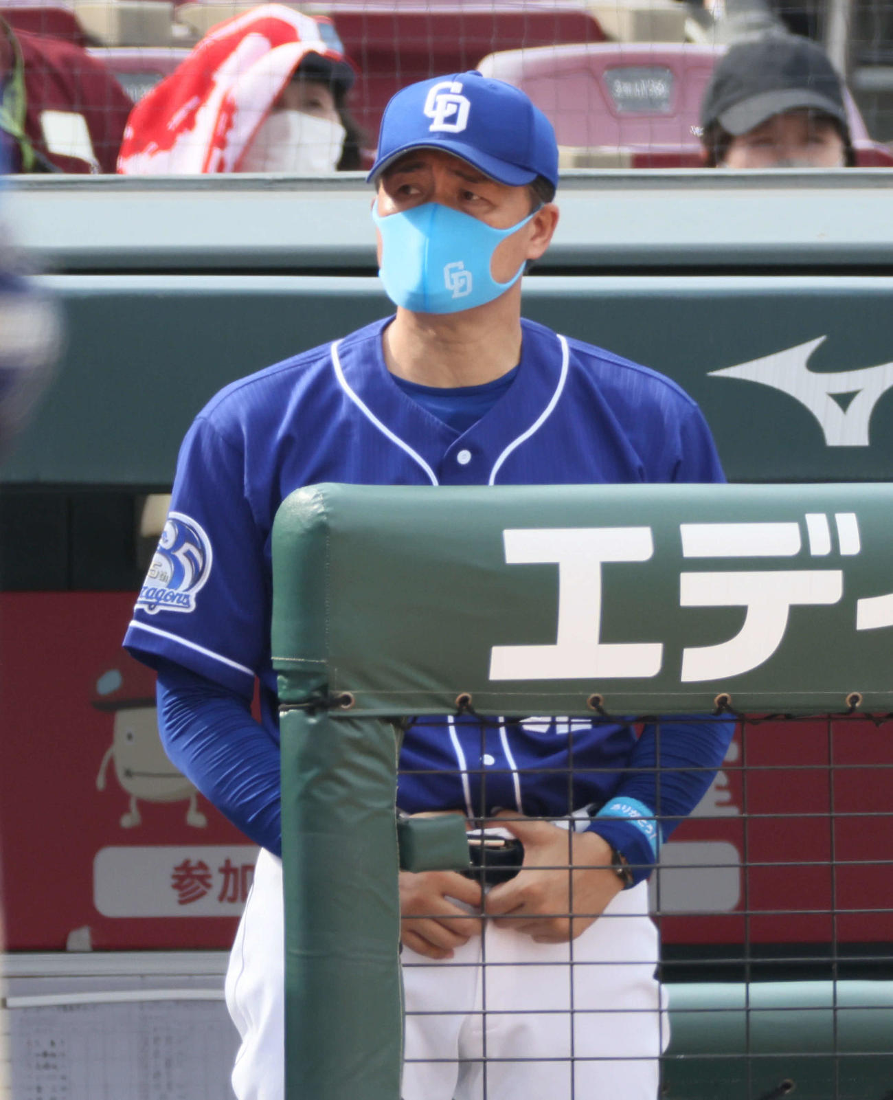 広島対中日　8回表中日、ベンチの与田監督（撮影・加藤孝規）