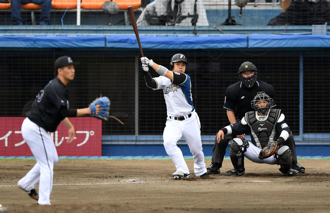 日本ハム対ロッテ　4回裏日本ハム無死二塁、左中間へ適時二塁打を放つ近藤（撮影・横山健太）
