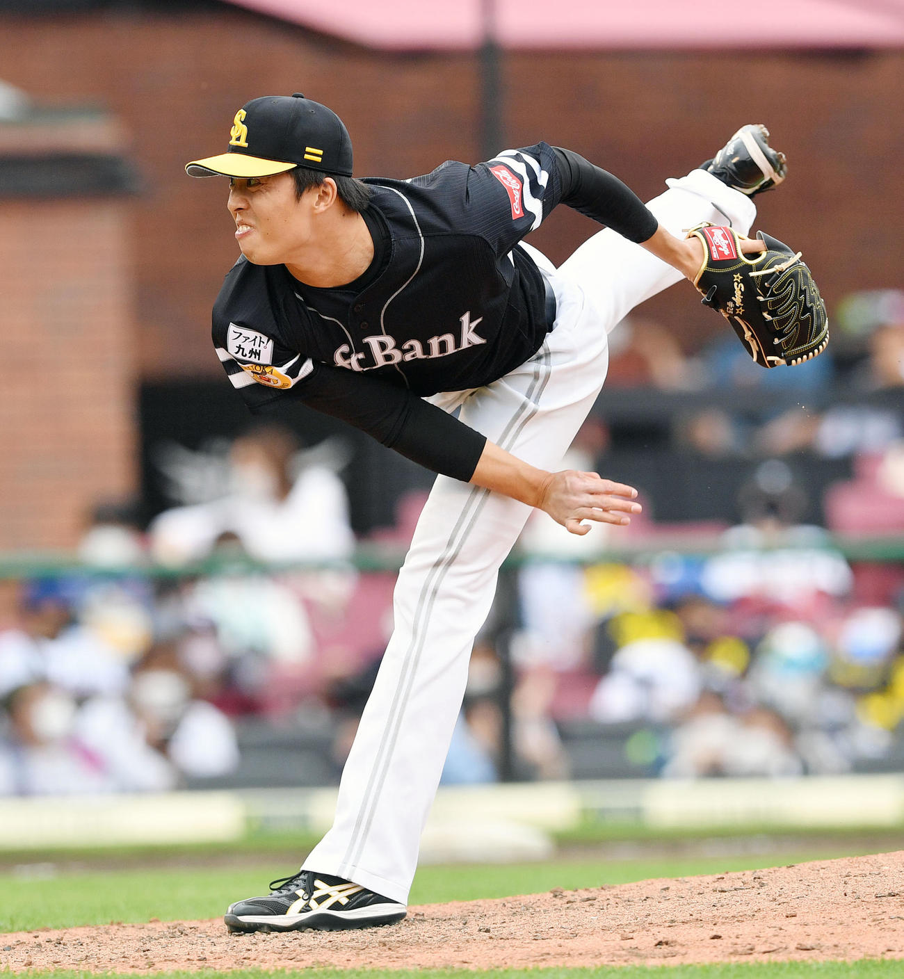 楽天対ソフトバンク　ソフトバンク4番手で投球する田中（撮影・滝沢徹郎）
