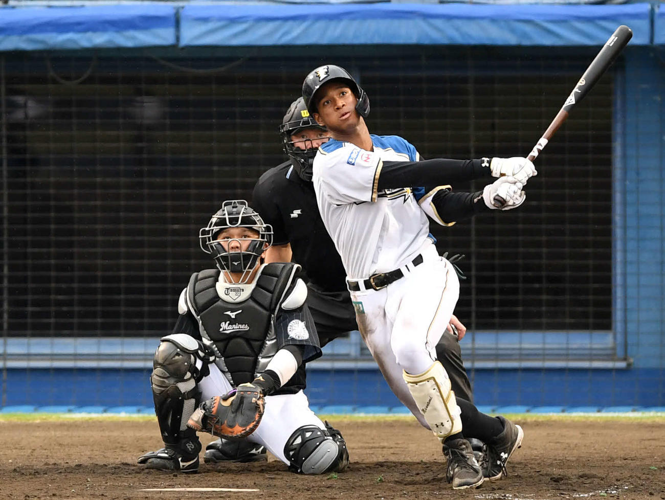 日本ハム対ロッテ　9回裏日本ハム無死、左越え本塁打を放つ万波（撮影・横山健太）