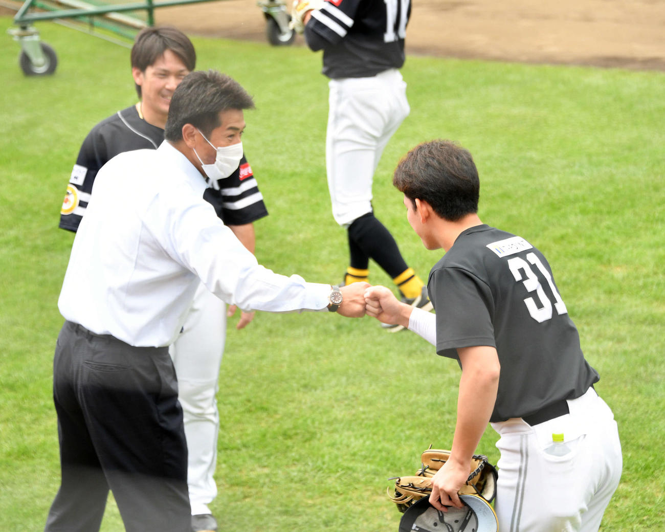 楽天対ソフトバンク　試合前練習に視察に訪れた侍ジャパン稲葉監督（左手前）とグータッチするソフトバンク栗原。左奥は甲斐（撮影・滝沢徹郎）