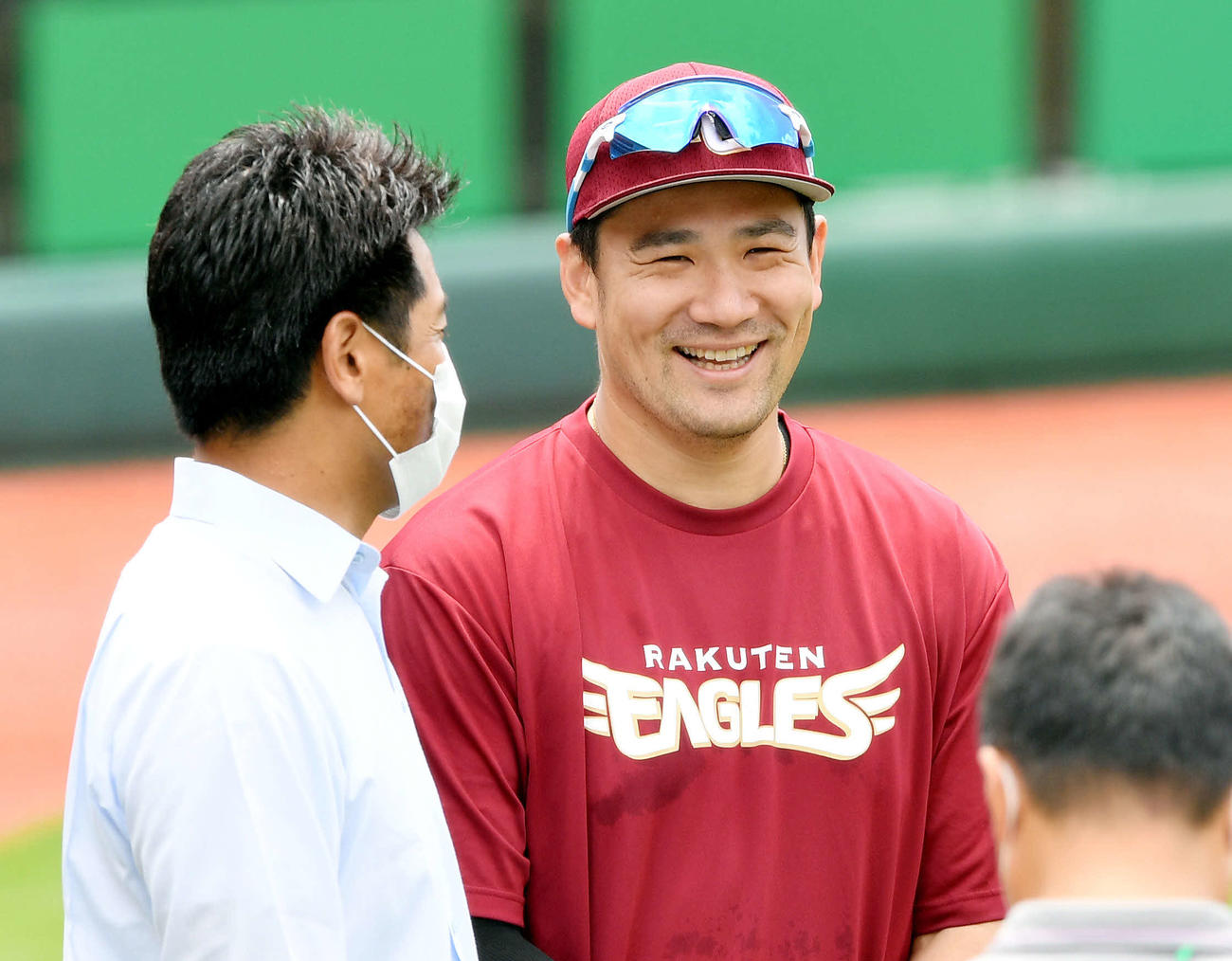 楽天対ソフトバンク　試合前練習に視察に訪れた侍ジャパン稲葉監督（左）と笑顔で話す楽天田中将（撮影・滝沢徹郎）