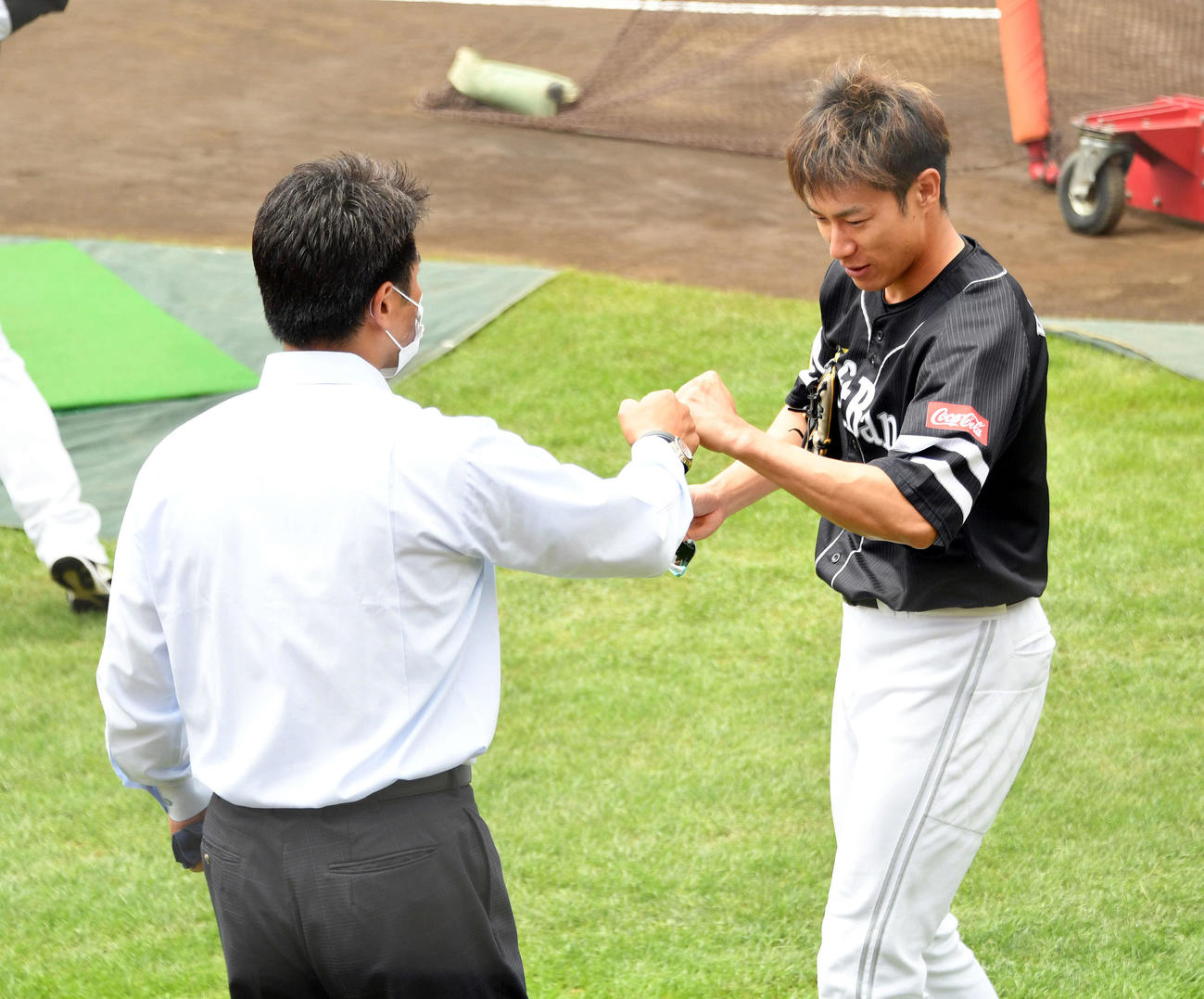 楽天対ソフトバンク　試合前練習に視察に訪れた侍ジャパン稲葉監督（左）とグータッチするソフトバンク柳田（撮影・滝沢徹郎）