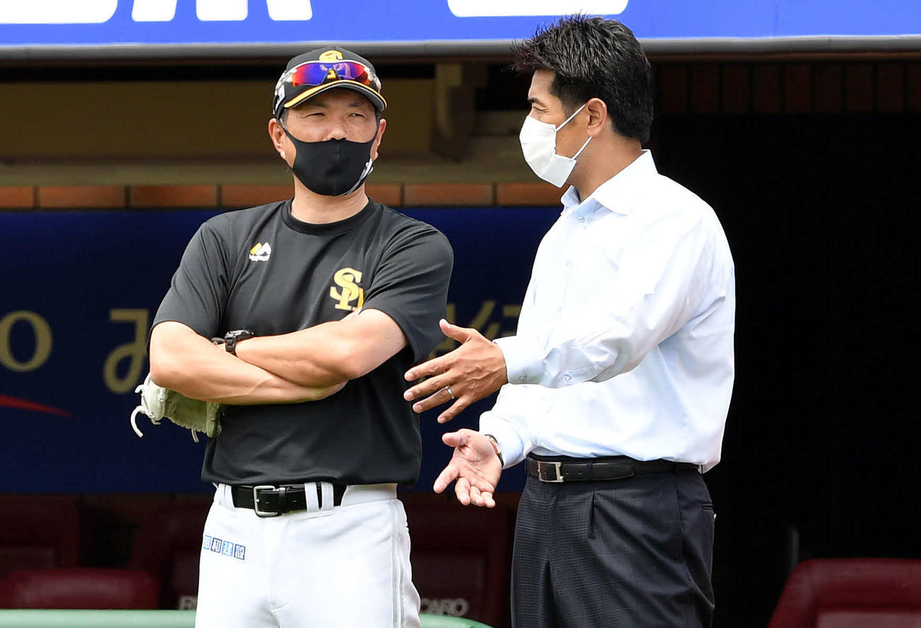 楽天対ソフトバンク　試合前練習に視察に訪れた侍ジャパン稲葉監督（右）はソフトバンク小久保ヘッドコーチと話す（撮影・滝沢徹郎）