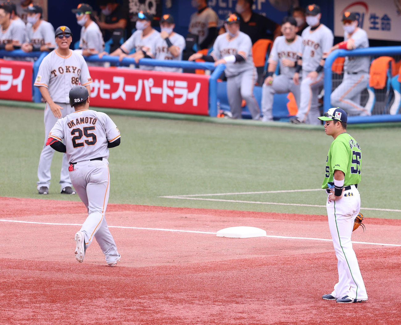 ヤクルト対巨人　6回表巨人2死一、三塁、岡本和（左）に右越え3点本塁打を浴び、険しい表情の村上（右）（撮影・河野匠）