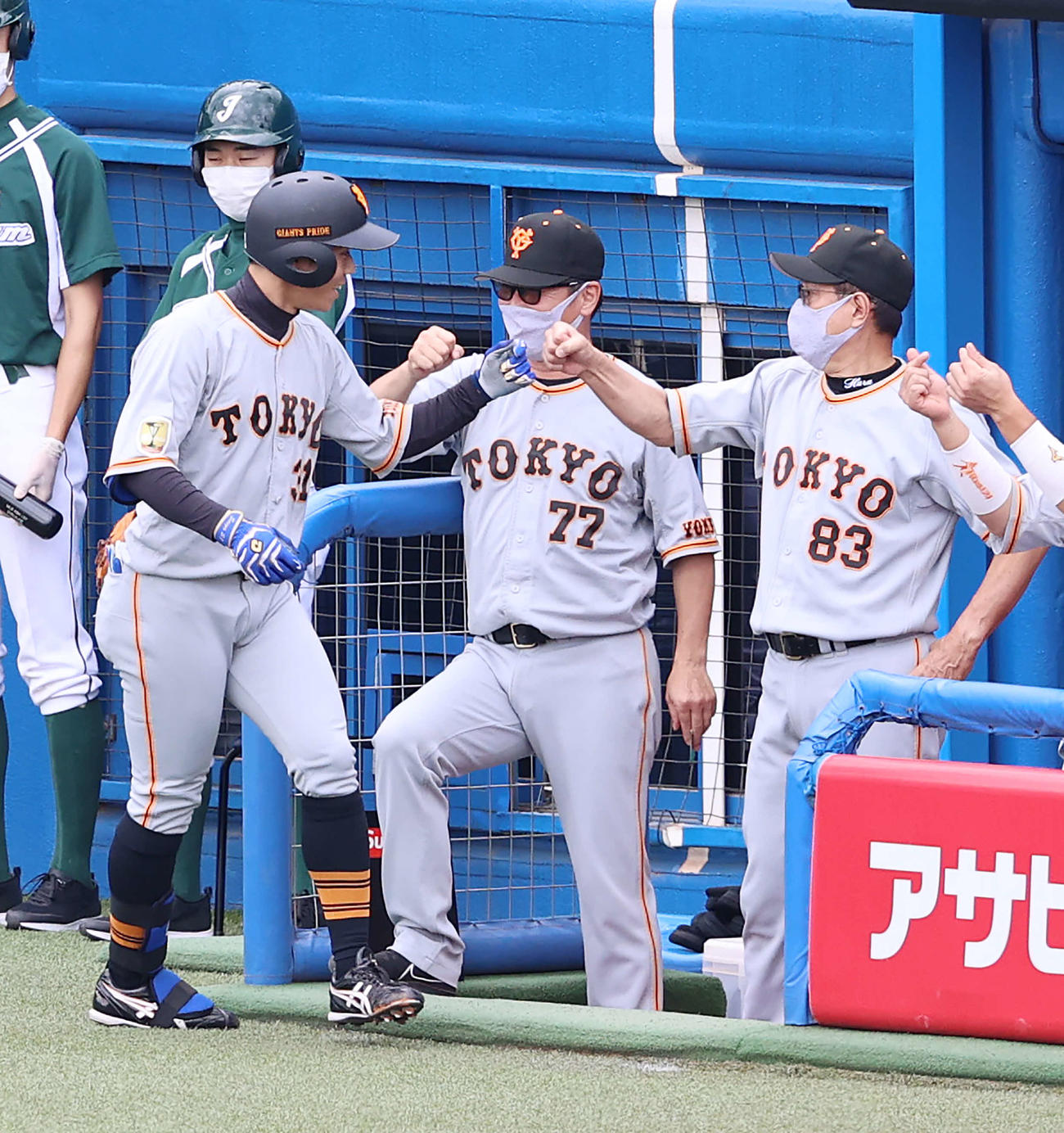 ヤクルト対巨人　1回表巨人無死、先頭打者本塁打を放った松原（左）を迎える、右から原監督、元木ヘッドコーチ（撮影・河野匠）