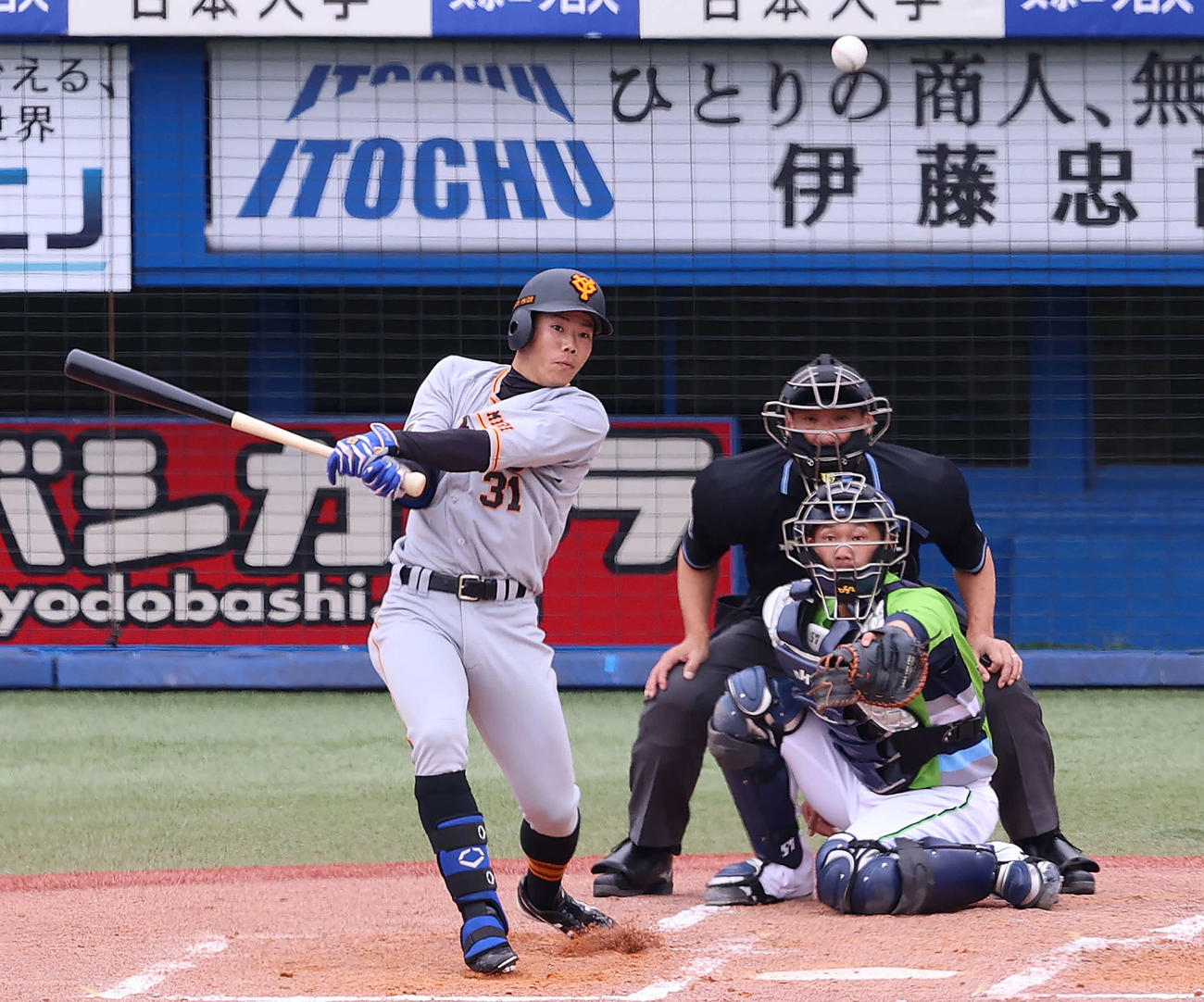ヤクルト対巨人　3回表巨人2死、二塁打を放つ松原（撮影・河野匠）