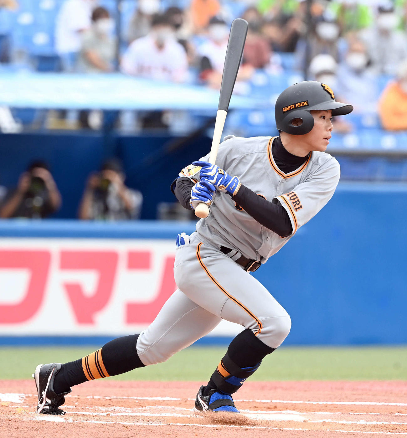 ヤクルト対巨人　6回表巨人1死、右前に安打を放つ松原（撮影・たえ見朱実）