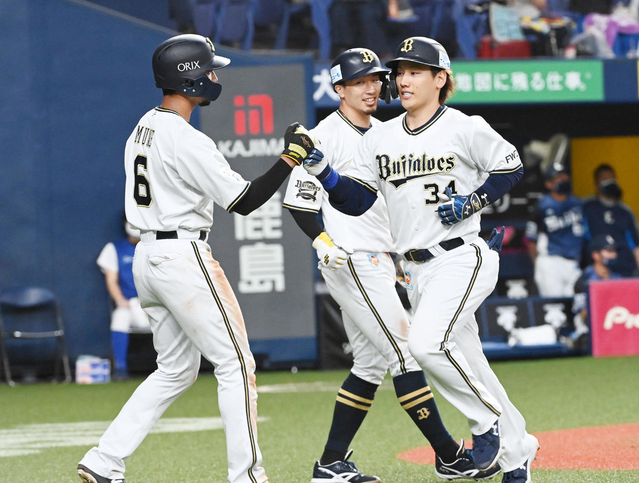 オリックス対西武　5回裏オリックス1死一、二塁、吉田正（右）はバックスクリーンへ3点本塁打を放ち宗、安達（左から）の出迎えを受ける（撮影・前岡正明）