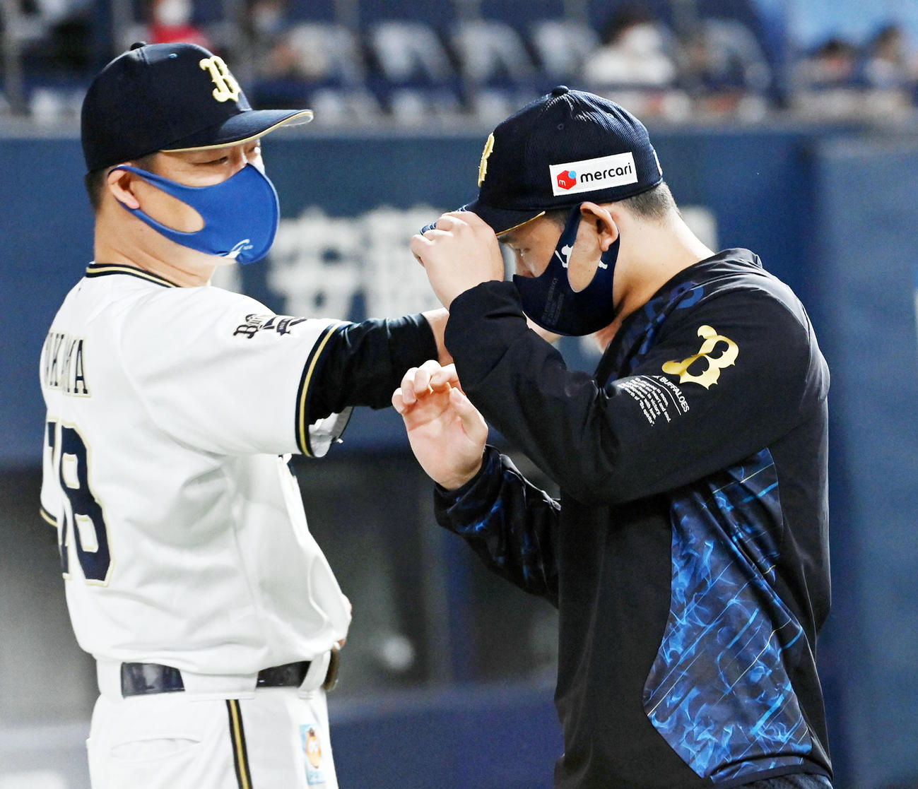 オリックス対西武　中嶋監督（左）の祝福を受ける宮城（撮影・前岡正明）