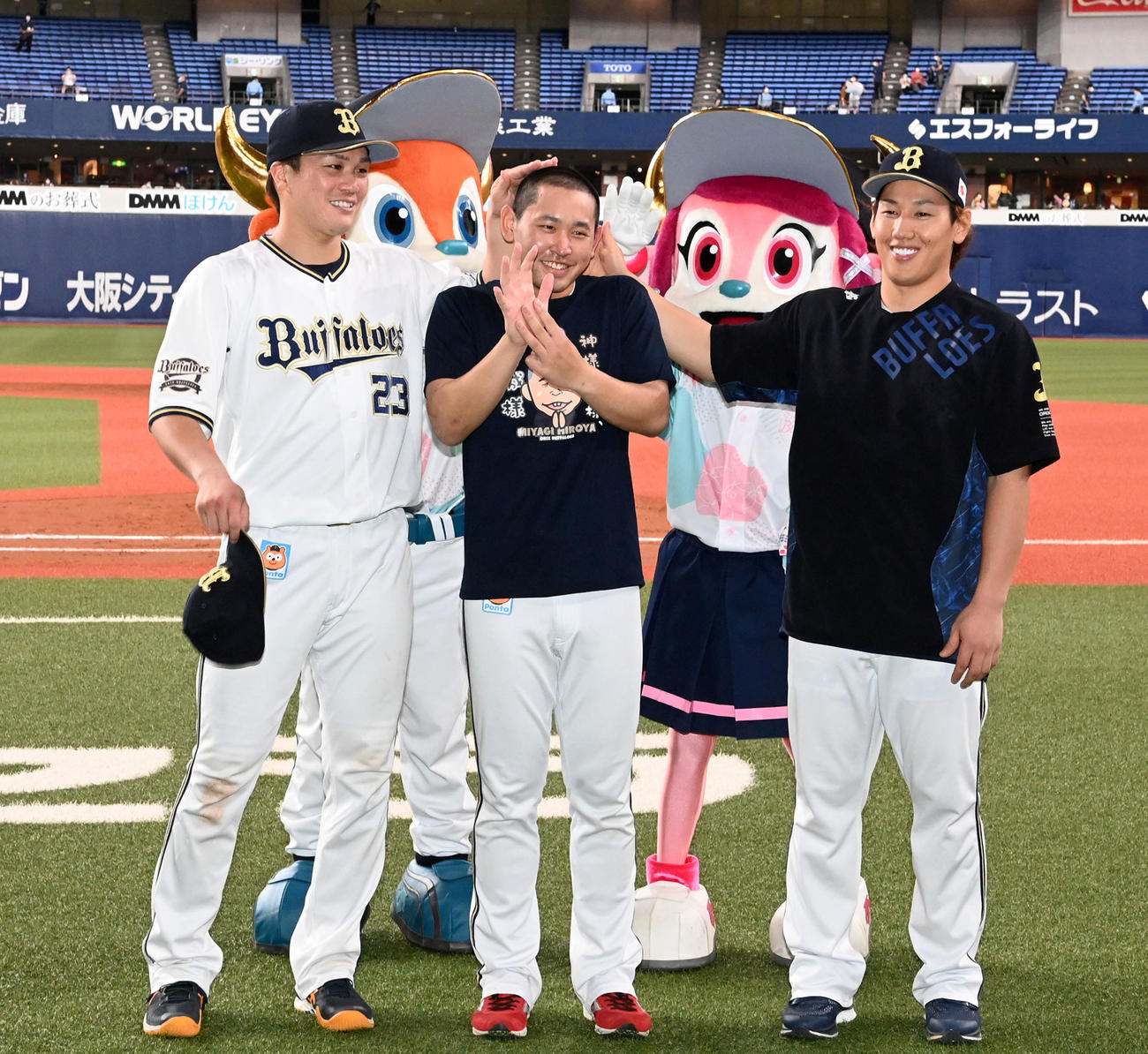 オリックス対西武　8勝目の宮城（中央）は伏見（左）、吉田正に頭をなでられ祝福される（撮影・前岡正明）