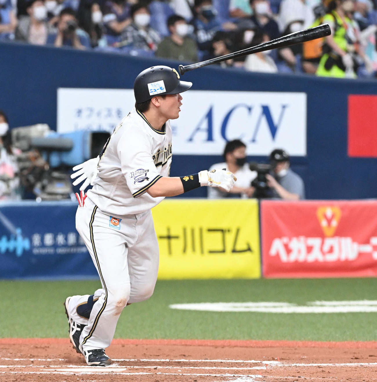 オリックス対西武　7回裏オリックス2死満塁、伏見は左中間に走者一掃の適時二塁打を放つ（撮影・前岡正明）