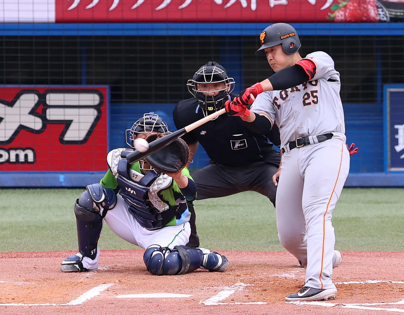 ヤクルト対巨人　6回表巨人2死一、三塁、右越え3点本塁打を放つ岡本和（撮影・河野匠）