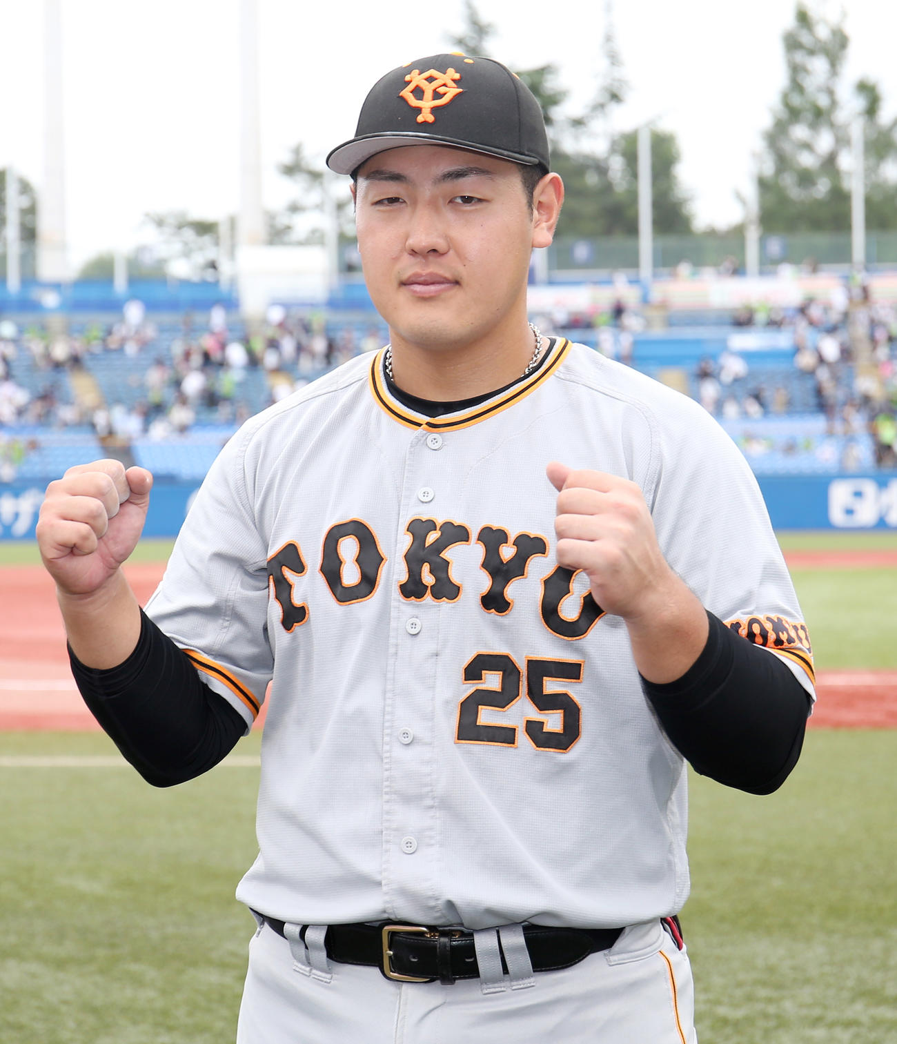 ヤクルト対巨人　ヒーローインタビュー後、記念撮影する岡本和（撮影・狩俣裕三）