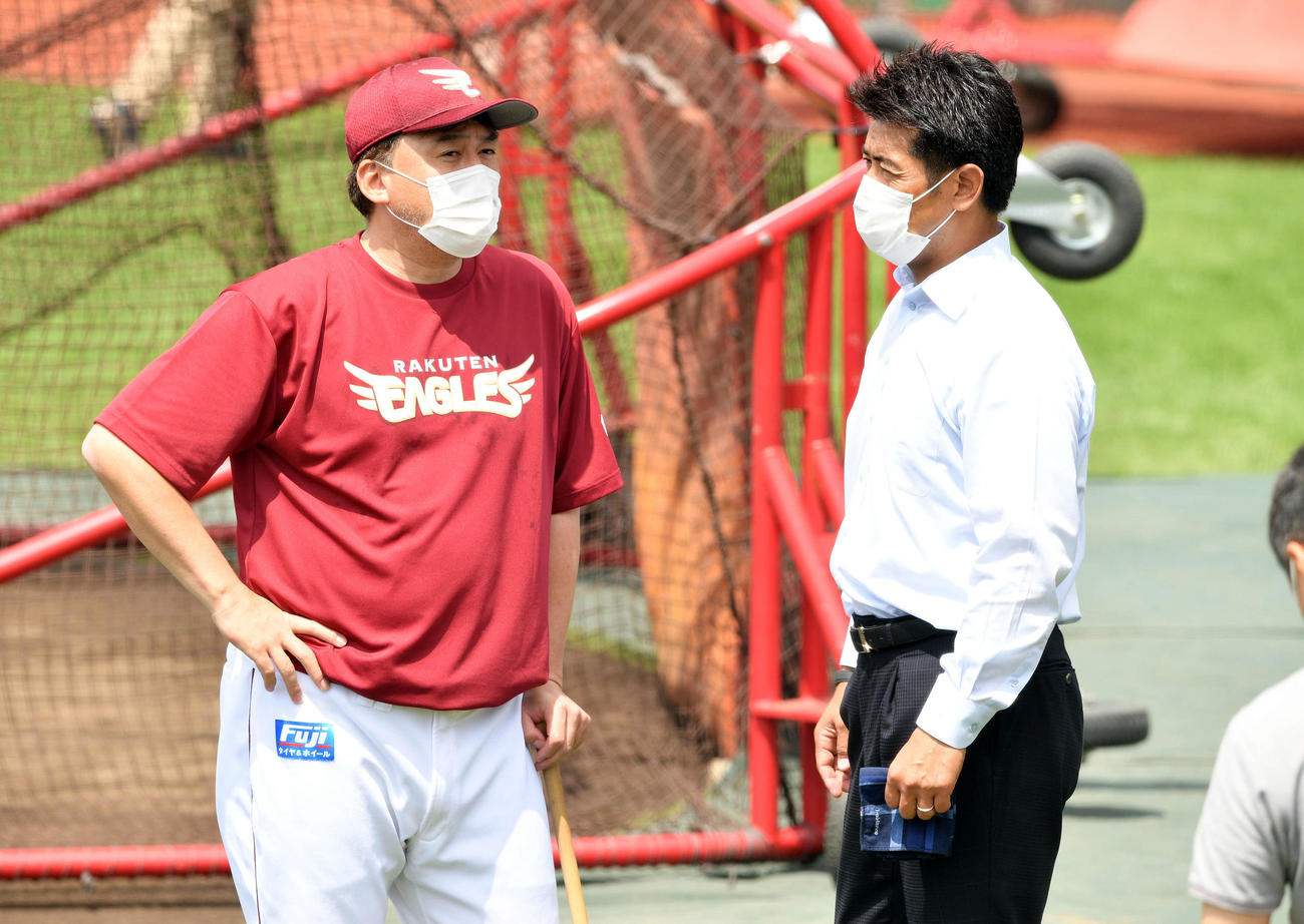 楽天対ソフトバンク　試合前練習に視察に訪れた侍ジャパン稲葉監督（右）は楽天石井GM兼監督と話す（撮影・滝沢徹郎）