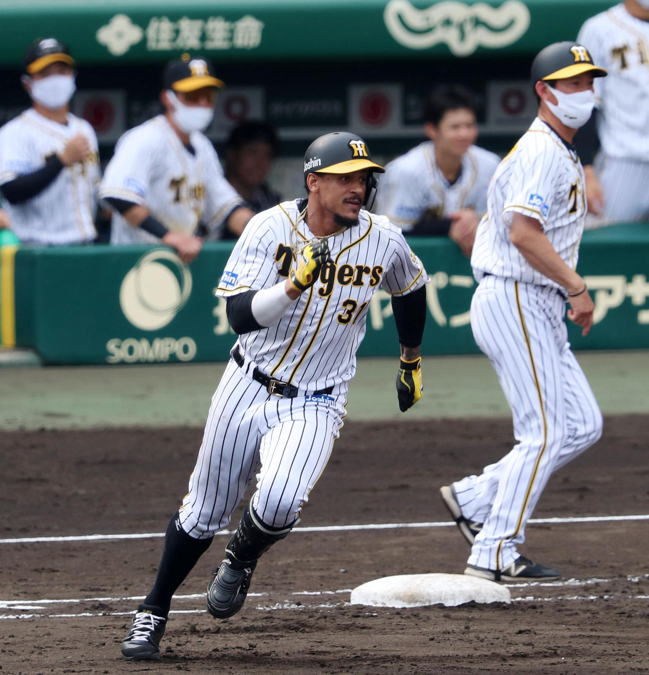 阪神対DeNA 5回裏阪神1死二塁、マルテは左翼線に適時打を放ち二塁に向かう（撮影・加藤哉）