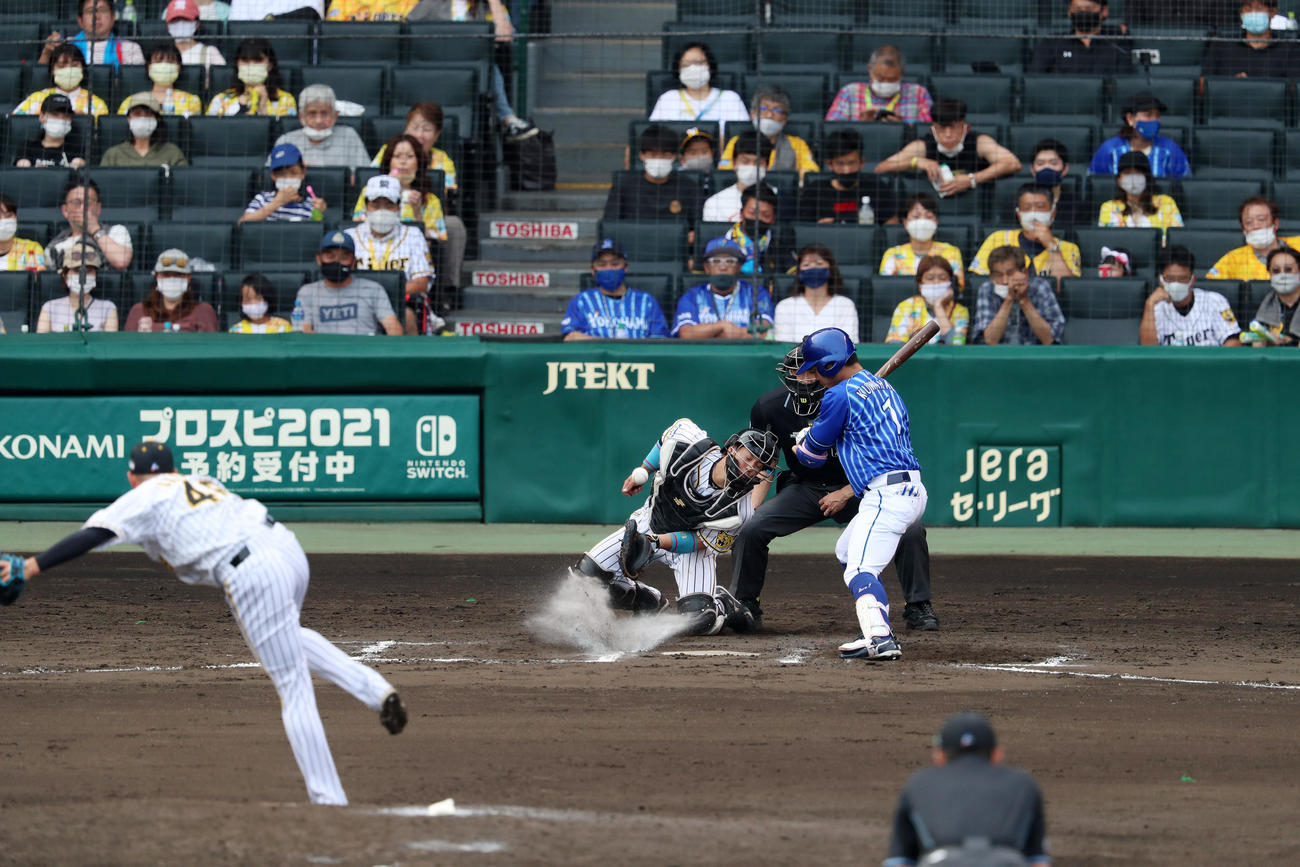 阪神対DeNA 8回表DeNA2死一塁、梅野は打者桑原のとき弾いたボールを素手でつかんで一塁走者大和の二塁盗塁を刺す（撮影・加藤哉）