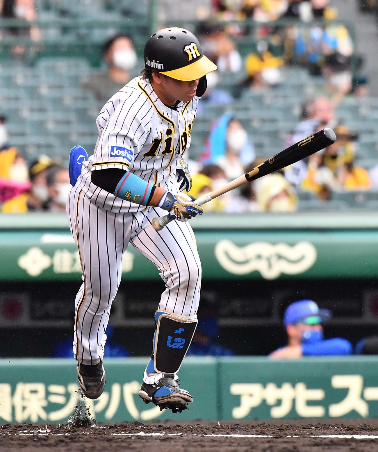 阪神対DeNA 1回裏阪神2死、中前安打を放つ梅野（撮影・上田博志）