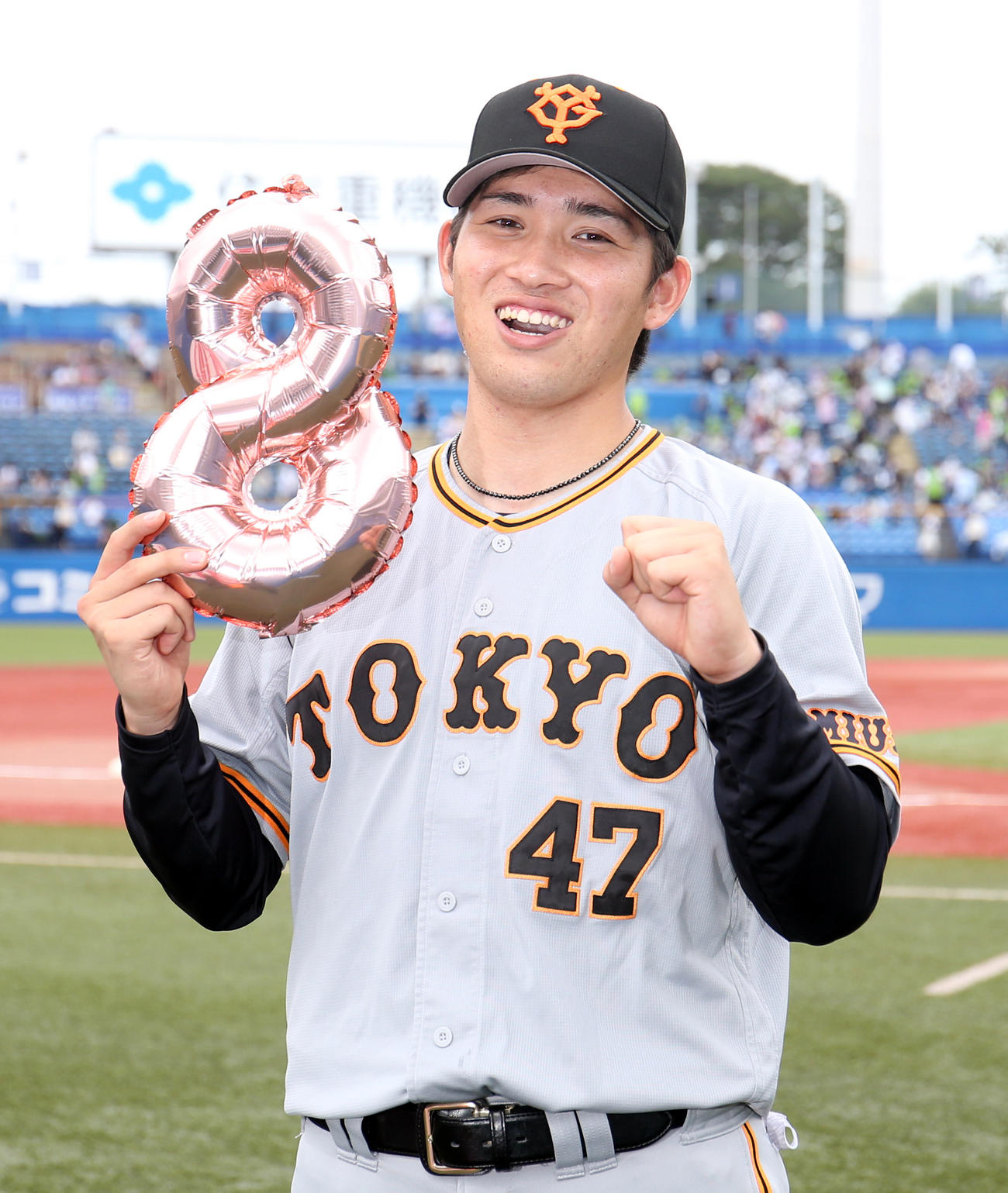 ヤクルト対巨人　試合後、8勝目を挙げ、記念撮影する高橋（撮影・狩俣裕三）