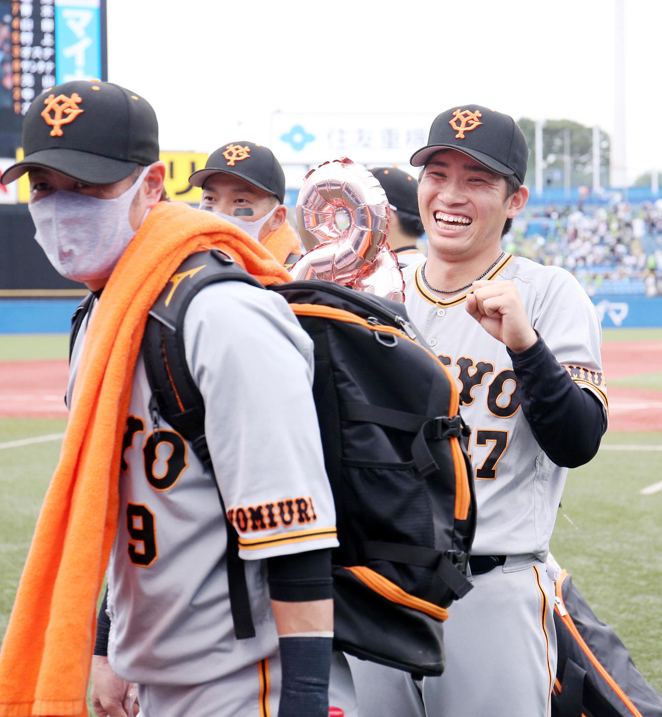 ヤクルト対巨人　試合後、8勝目を挙げ、記念撮影する中、邪魔する亀井（手前）に笑顔を見せる高橋（撮影・狩俣裕三）