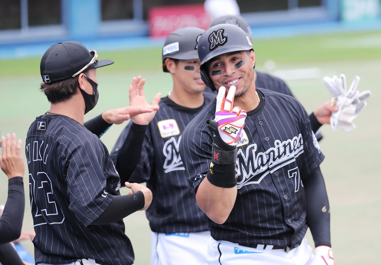 日本ハム対ロッテ　3回表ロッテ1死一、二塁、右越え3点本塁打を放ち「Yes！マーティン！」を決めるマーティン（撮影・垰建太）