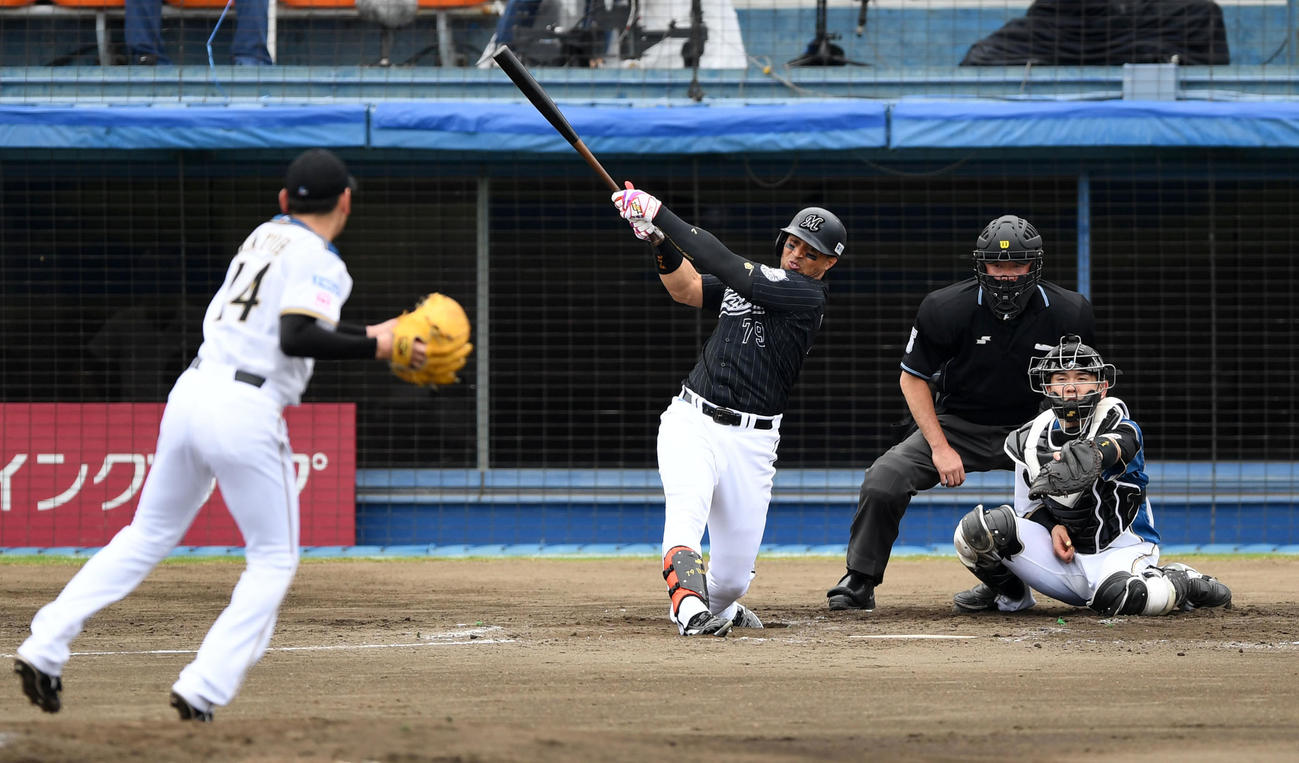 日本ハム対ロッテ　3回表ロッテ1死一、二塁、右越え3点本塁打を放つマーティン（撮影・横山健太）
