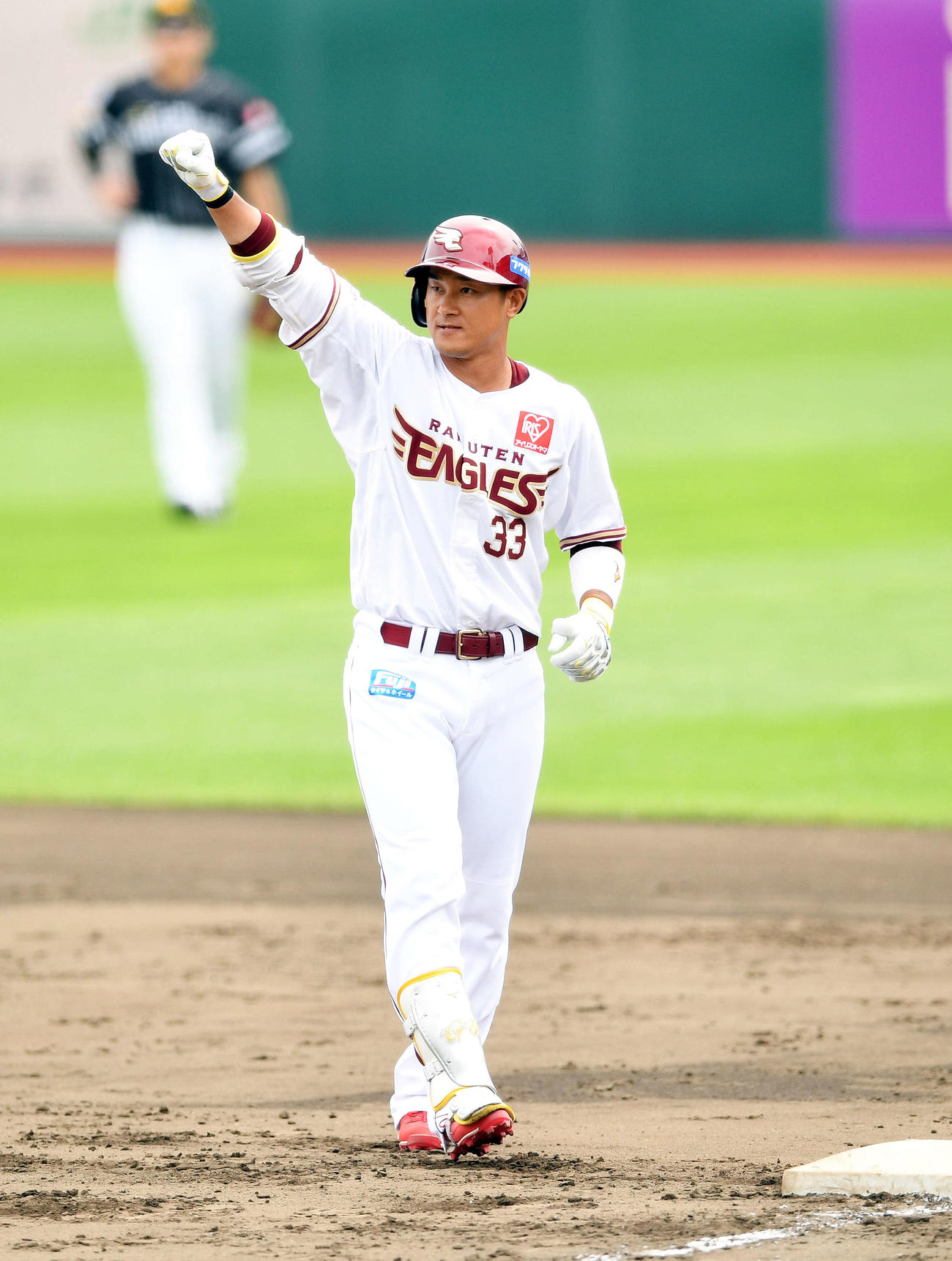 楽天対ソフトバンク　4回裏楽天2死一、三塁、右前適時打を放った銀次はベンチへ向かいガッツポーズ（撮影・滝沢徹郎）