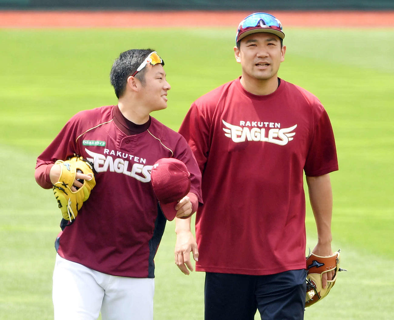 楽天対ソフトバンク　試合前練習を終え引き揚げる楽天松井（左）と田中将（撮影・滝沢徹郎）