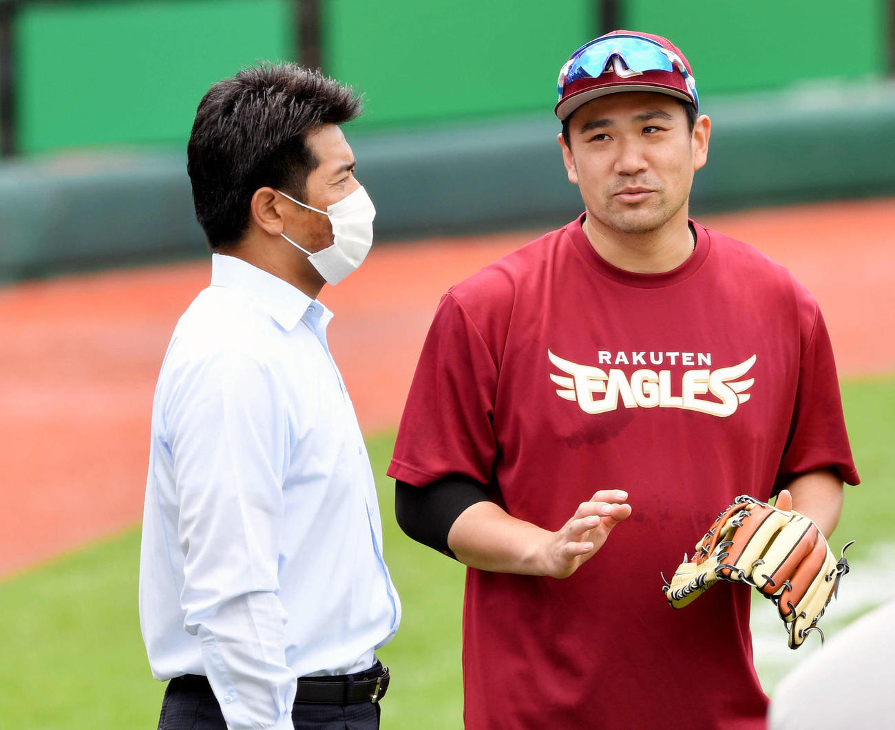 楽天対ソフトバンク　試合前練習に視察に訪れた侍ジャパン稲葉監督（左）は楽天田中将と話す（撮影・滝沢徹郎）
