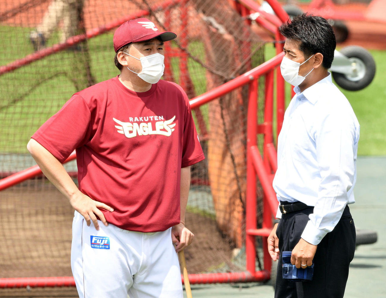 楽天対ソフトバンク　試合前練習に視察に訪れた侍ジャパン稲葉監督（右）は楽天石井GM兼監督と話す（撮影・滝沢徹郎）