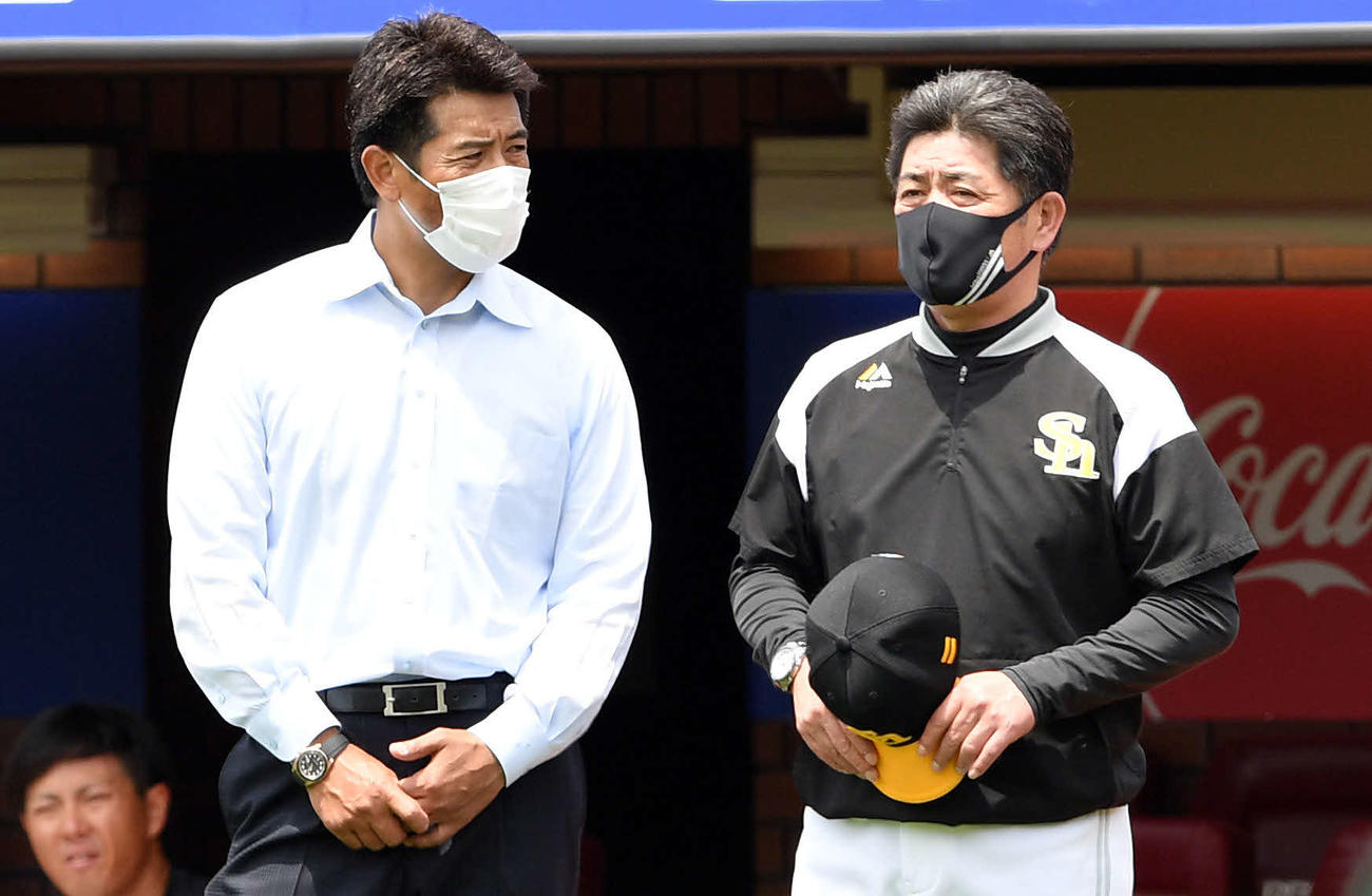 楽天対ソフトバンク　試合前練習に視察に訪れた侍ジャパン稲葉監督（左）はソフトバンク工藤監督と話す（撮影・滝沢徹郎）