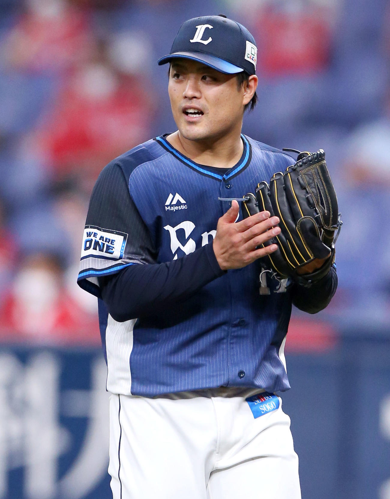 ソフトバンク対西武　4回を投げ終えた西武松本はピンチを切り抜けグラブをたたく（撮影・上山淳一）