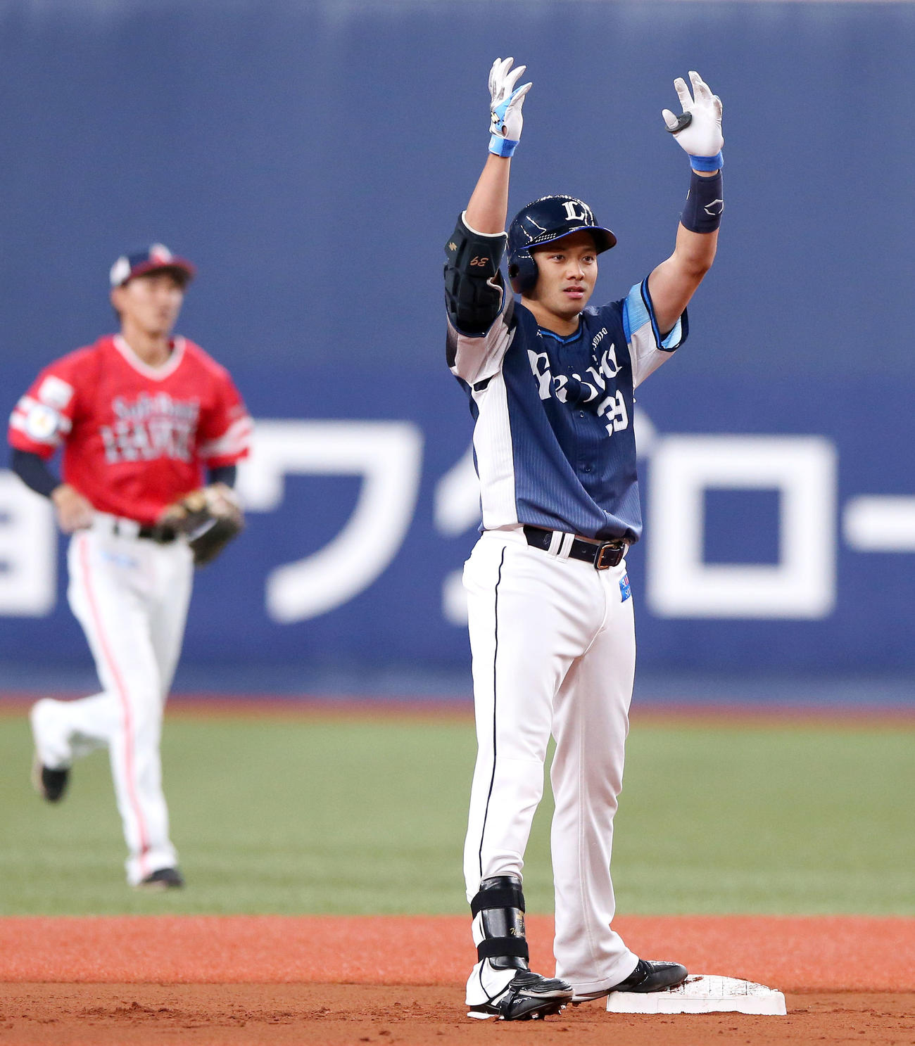 ソフトバンク対西武　6回表西武無死満塁、呉（手前）は右適時2点二塁打を放ちベンチに向かってポーズする（撮影・上山淳一）
