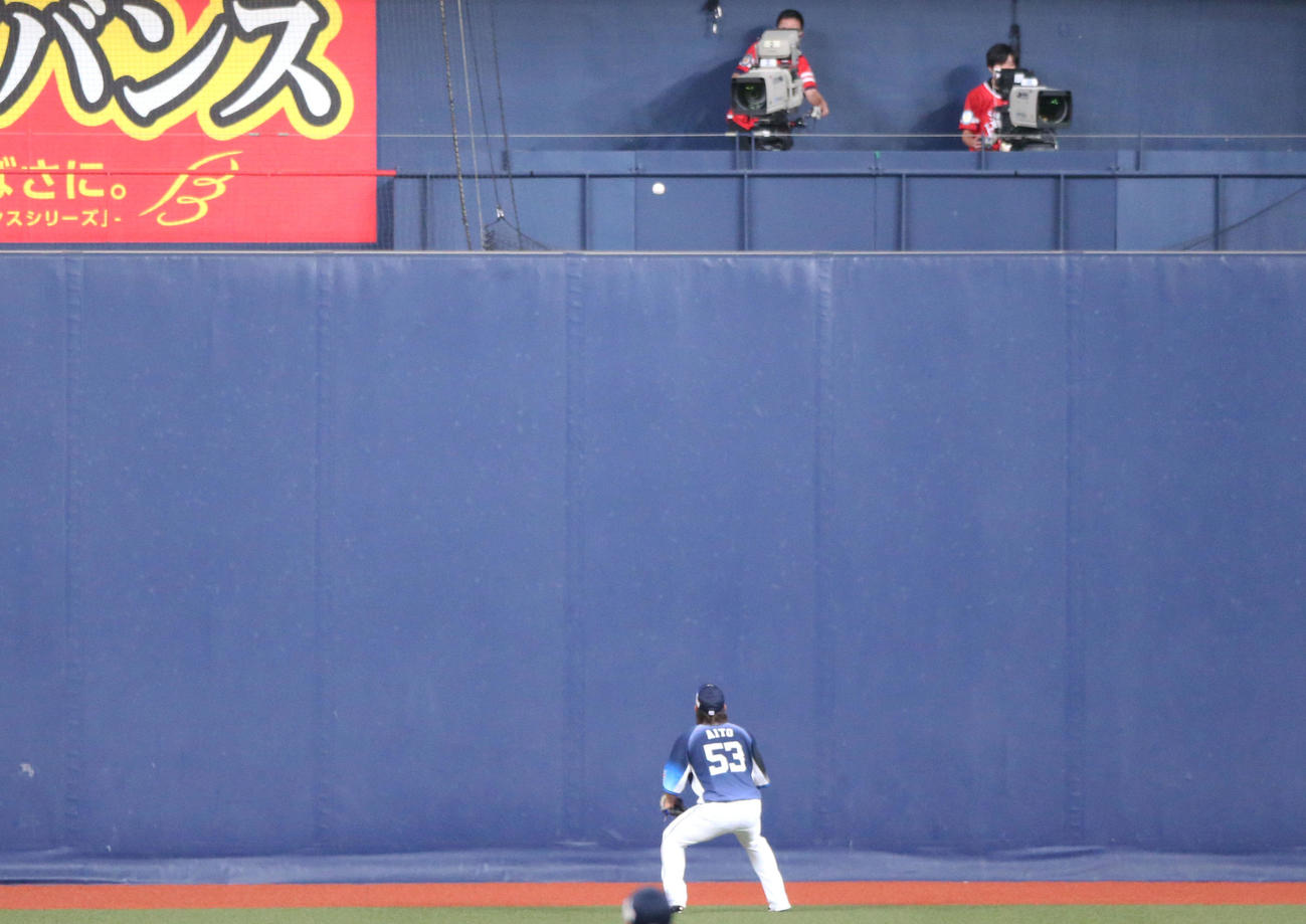 ソフトバンク対西武　1回裏ソフトバンク2死、柳田悠岐の中越えの打球を見る中堅手愛斗（撮影・上山淳一）