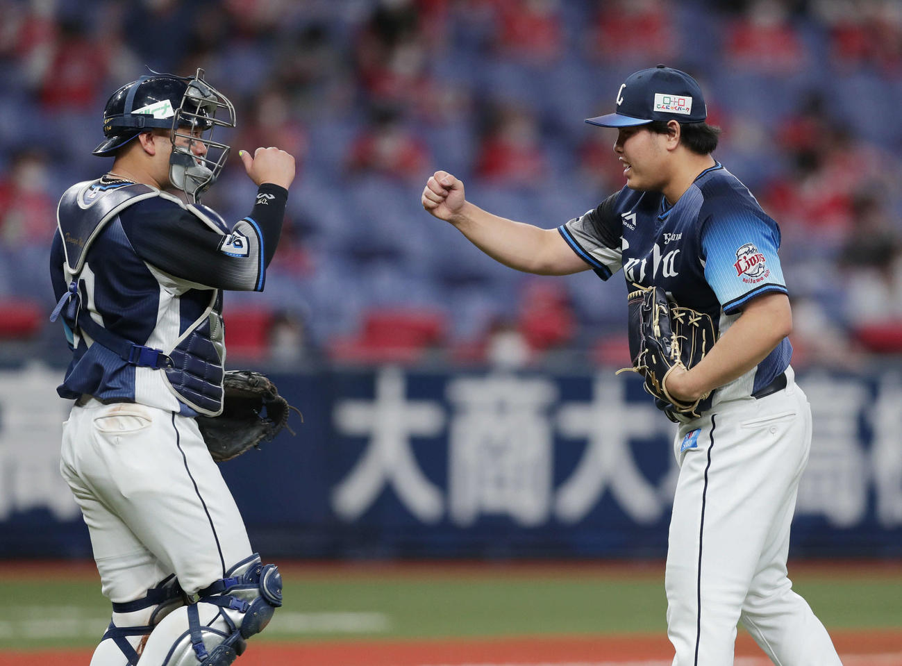 ソフトバンク対西武　9回裏のソフトバンク打線を抑え、38試合連続無失点の日本プロ野球タイ記録を達成した西武平良（右）は捕手森とグータッチ（撮影・前田充）