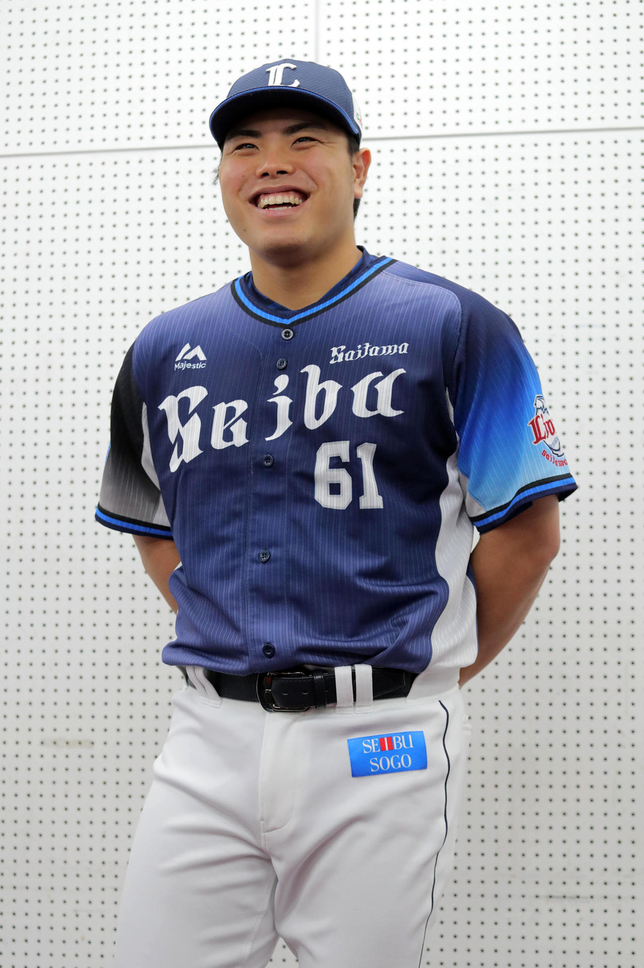 ファン投票で選出された西武平良は笑顔で質問に答える