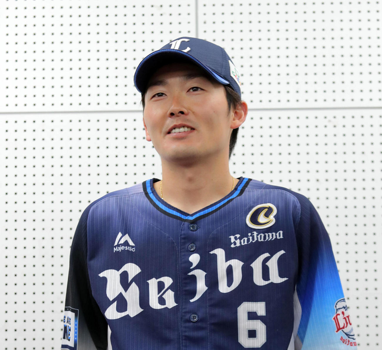 ファン投票で選出された西武源田は笑顔で質問に答える（現場代表）