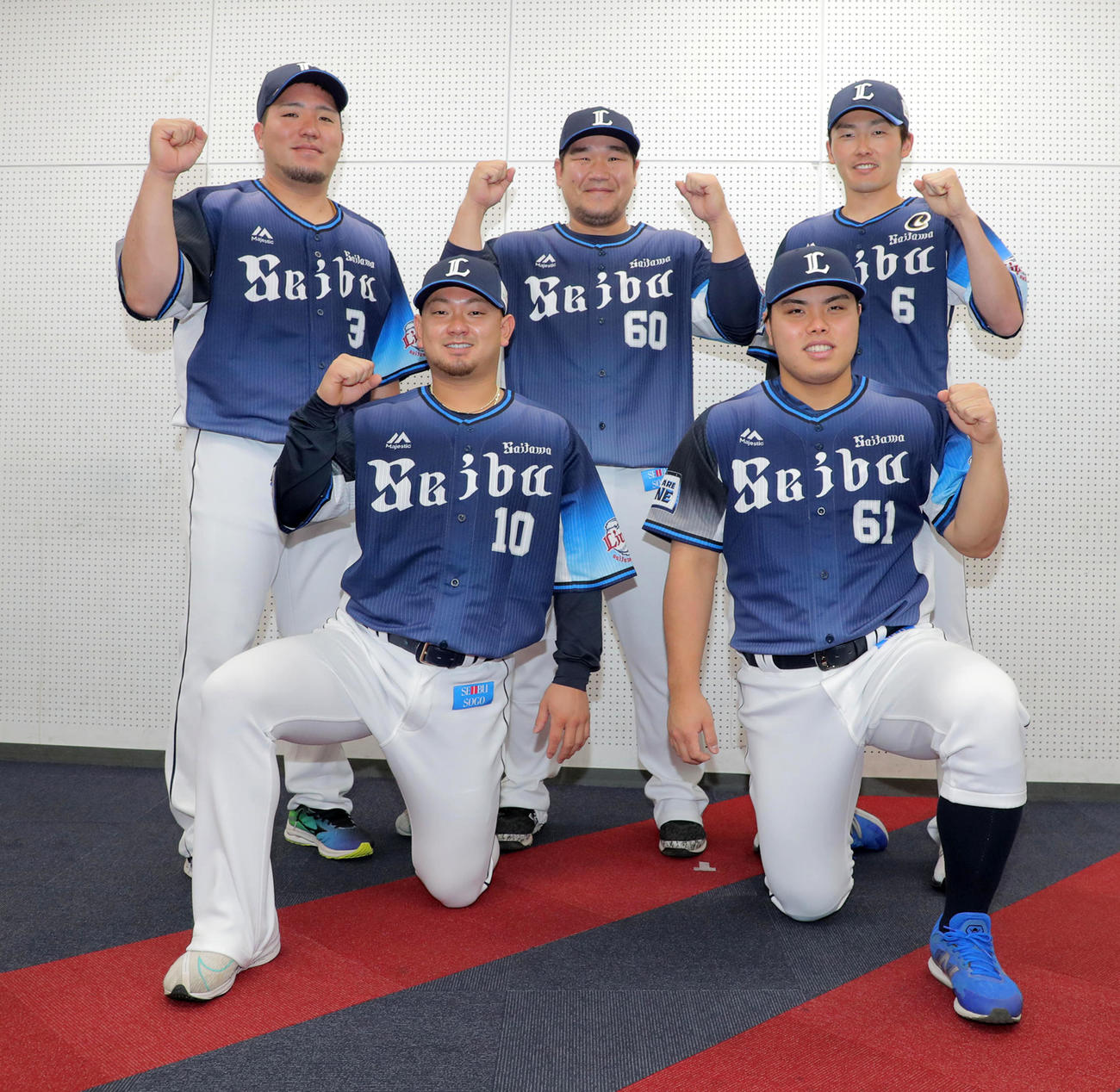 ファン投票でオールスターに出場する（前列左から）森、平良（後列左から）山川、中村、源田は試合での活躍を誓う