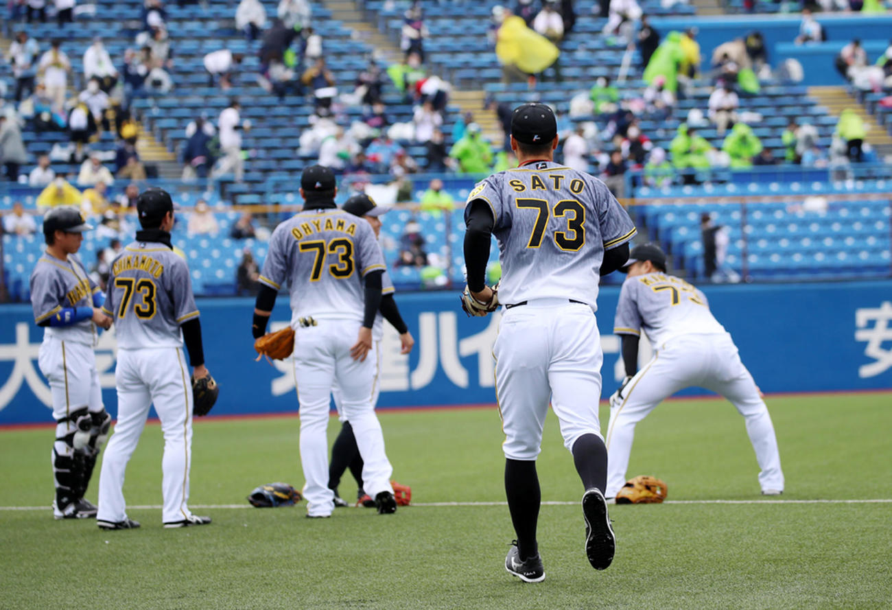 野村克也さん追悼試合で、73番のユニホームを着用する阪神佐藤輝明ら（2021年3月28日撮影）